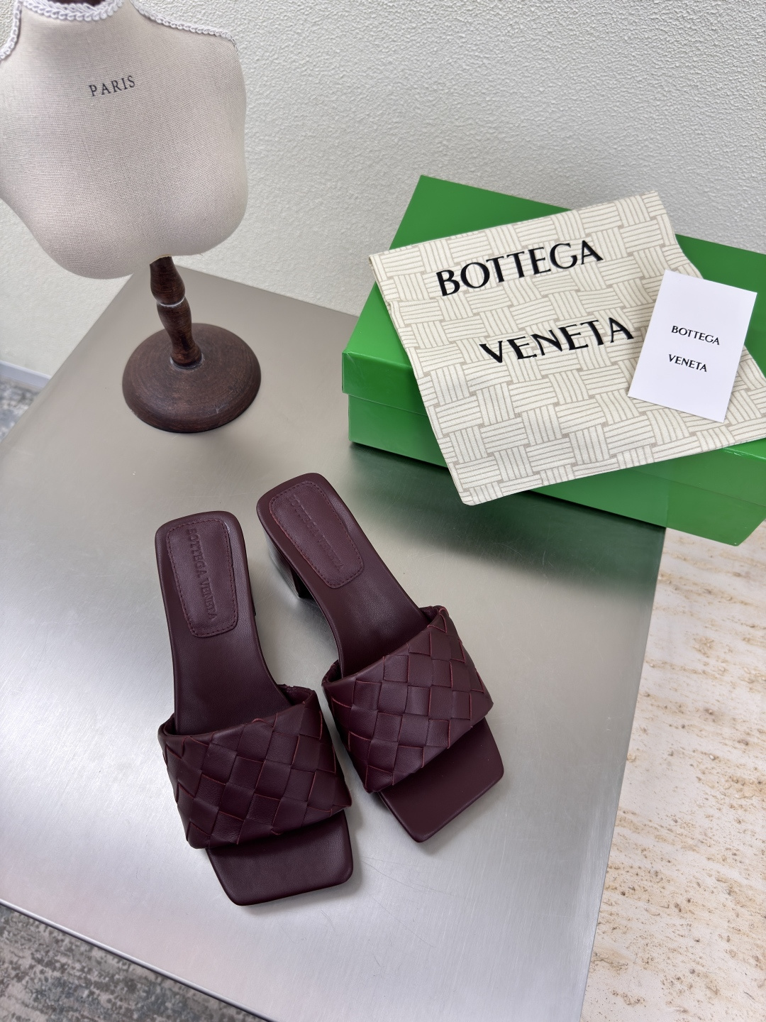 NO:424119,BV Parco Mule Square, Medium Heel, Women's Muller Slippers Series Heel height 4.5cm (original mold opening, the most correct version in the market) 15mm grade Knitting single shoes Genuine leather hand-woven Deep burgundy knitting This classic model is simply the latest BV ceiling, colorful and versatile, simple piece of leather 15mm pull strips Hand-woven, high-end, high-end fabric, high-quality lambskin hand-woven, foot pad sheepskin inner comfortable and high-end, Italian leather outsole & injection rubber process, light dyeing process, benchmarking and matching version, original packaging, shoe bags adopt glue logo process, market highest end, hot melt glue toe, heel, easy to rebound and not deform, upper line is Italian computer needle truck, fine workmanship, original packaging, treat customers sincerely 35  36 37 38 39 40 41 42 (40 41 42 Customized), slippers, bottega veneta, slippers, sheepskin, Leather soles19860909BV Parco Mule 方形 中跟 女士穆勒拖鞋 系列 跟高 4.5cm（原版开模 市场最正确版本） 15 毫米级 编织单鞋 真皮手工编织  深酒红色 编织 这款经典款 简直bv最新天花板啦 彩色百搭  简约一块皮15毫米抽条  手工编织而成 高档舒适 面料选用优质小羊皮 手工编织而成  垫脚羊皮内里舒适高端 大底选用意大利真皮大底&注塑橡胶工艺 运用轻染工艺 对标对版 选用原版包装 鞋子布袋采用印胶logo工艺 市场最高端 采用热熔胶定型鞋头 后跟 易回弹不变形  鞋面车线选用意大利电脑针车 做工精细 选用原版包装 真心对待客人 35 36 37 38 39 40 41 42 （40 41 42 定制）,拖鞋,bottega veneta,slippers,sheepskin,Leather soles,Women's Shoes