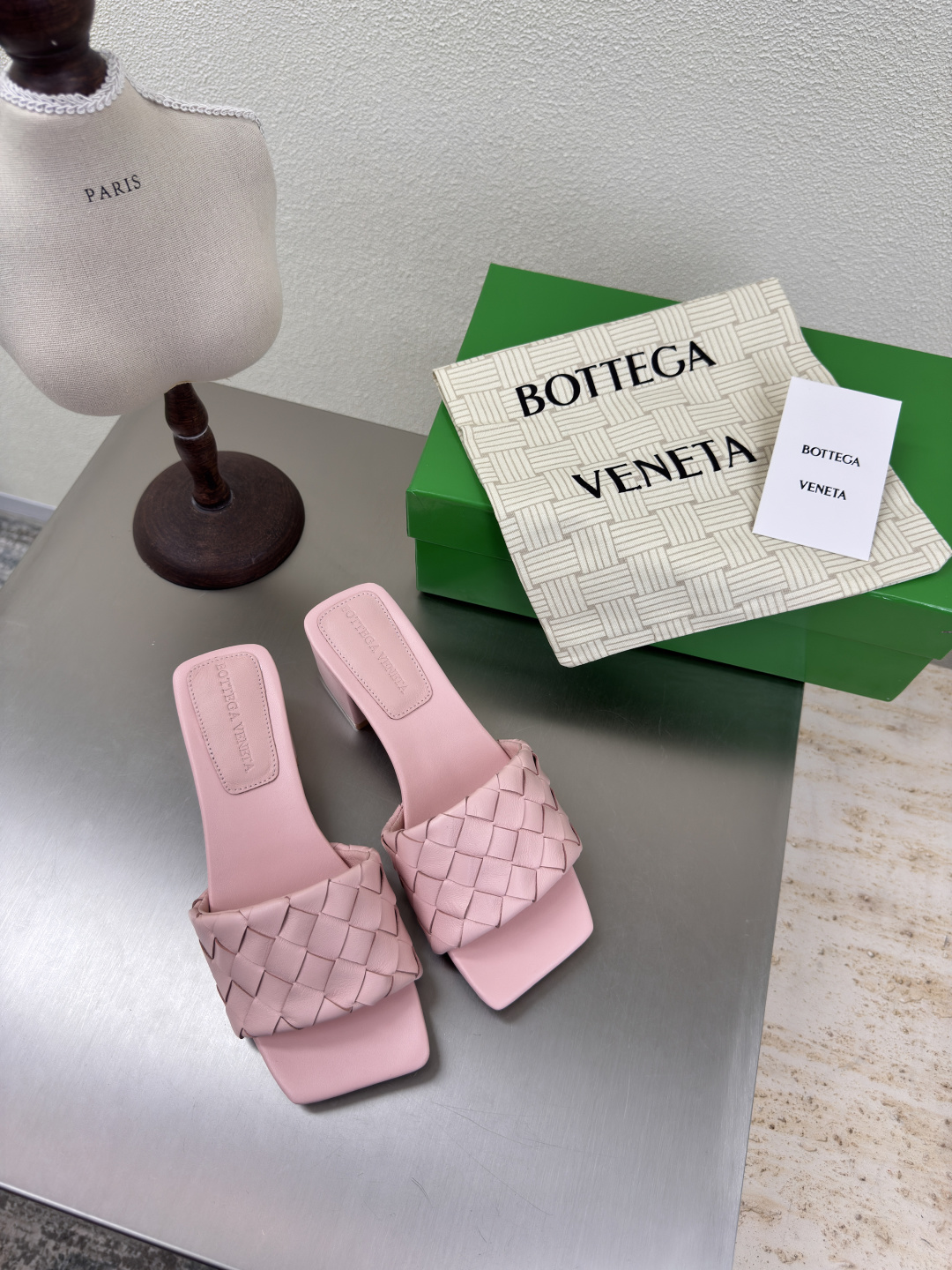 NO:424129,BV Parco Mule Square, Medium Heel, Women's Muller Slippers Series Heel height 4.5cm (original mold opening, the most correct version in the market) 15mm grade Knitted single shoes Genuine leather hand-woven Embossed pink Weaving This classic model is simply the latest BV ceiling, colorful and versatile, simple piece of leather 15mm pull strips Hand-woven, high-end, high-end fabric, high-quality lambskin hand-woven, foot pad sheepskin inner comfortable and high-end, Italian leather outsole & injection rubber process, light dyeing process, benchmarking, original packaging, shoe bags adopt glue logo process, market highest end, hot melt glue toe, heel, easy to rebound and not deform, upper line is Italian computer needle truck, fine workmanship, original packaging, treat customers sincerely  35 36 37 38 39 40 41 42 (40 41 42 Customized), slippers, bottega veneta, slippers, sheepskin, Leather soles19860909BV Parco Mule 方形 中跟 女士穆勒拖鞋 系列 跟高 4.5cm（原版开模 市场最正确版本） 15 毫米级 编织单鞋 真皮手工编织  浮雕粉色 编织 这款经典款 简直bv最新天花板啦 彩色百搭  简约一块皮15毫米抽条  手工编织而成 高档舒适 面料选用优质小羊皮 手工编织而成  垫脚羊皮内里舒适高端 大底选用意大利真皮大底&注塑橡胶工艺 运用轻染工艺 对标对版 选用原版包装 鞋子布袋采用印胶logo工艺 市场最高端 采用热熔胶定型鞋头 后跟 易回弹不变形  鞋面车线选用意大利电脑针车 做工精细 选用原版包装 真心对待客人 35 36 37 38 39 40 41 42 （40 41 42 定制）,拖鞋,bottega veneta,slippers,sheepskin,Leather soles,Women's Shoes