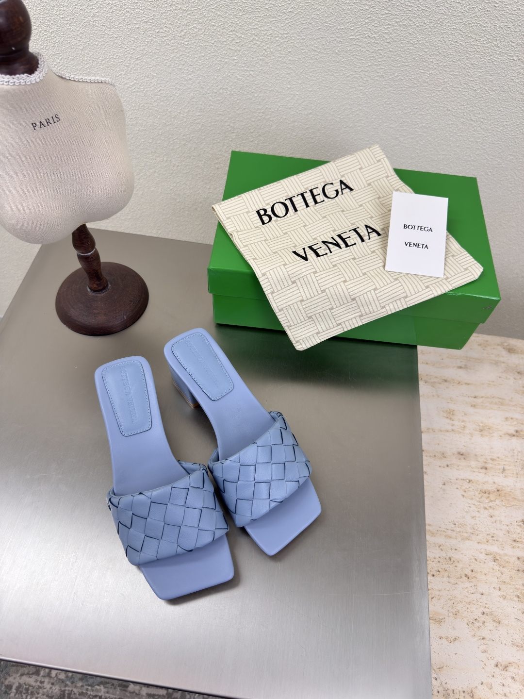 NO:424140,BV Parco Mule Square, Medium Heel, Women's Muller Slippers Series Heel height 4.5cm (original mold opening, the most correct version in the market) 15mm level Knitted single shoes Genuine leather hand-woven Light blue (photo reason, real thing is the same as official website color) knit This classic model is simply bv latest ceiling Colorful and versatile Simple piece of leather 15mm pull strip Hand-woven High-end fabric with high-end fabric with high-end foot pad sheepskin inner comfortable high-end outsole with Italian leather outsole & injection rubber process Use light dyeing process Benchmarked version Select original packaging Shoe bags adopt glue logo process The highest end of the market Use hot melt glue toe toe with heel easy to rebound and not deformed upper line with Italian computer needle truck. Fine workmanship  Choose original packaging Treat customers sincerely 35 36 37 38 39 40 41 42 (40 41 42 Customized), slippers, bottega veneta, slippers, sheepskin, Leather soles19860909BV Parco Mule 方形 中跟 女士穆勒拖鞋 系列 跟高 4.5cm（原版开模 市场最正确版本） 15 毫米级 编织单鞋 真皮手工编织  淡蓝色（拍摄原因 实物同官网色）编织 这款经典款 简直bv最新天花板啦 彩色百搭  简约一块皮15毫米抽条  手工编织而成 高档舒适 面料选用优质小羊皮 手工编织而成  垫脚羊皮内里舒适高端 大底选用意大利真皮大底&注塑橡胶工艺 运用轻染工艺 对标对版 选用原版包装 鞋子布袋采用印胶logo工艺 市场最高端 采用热熔胶定型鞋头 后跟 易回弹不变形  鞋面车线选用意大利电脑针车 做工精细 选用原版包装 真心对待客人 35 36 37 38 39 40 41 42 （40 41 42 定制）,拖鞋,bottega veneta,slippers,sheepskin,Leather soles,Women's Shoes