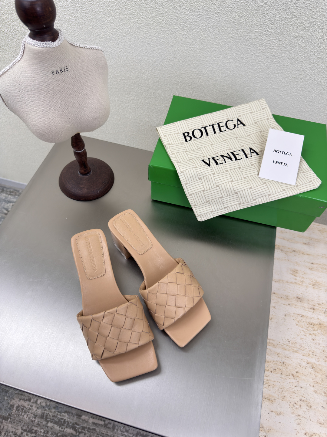 NO:424152,BV Parco Mule Square, Medium Heel, Women's Muller Slippers Series Heel height 4.5cm (original mold opening, the most correct version in the market) 15mm grade Knitting single shoes Genuine leather hand-woven Classic apricot color knitting This classic model is simply the latest BV ceiling, colorful and versatile, simple piece of leather 15mm pull strips Hand-woven, high-end, high-end fabric, high-quality lambskin hand-woven, foot pad sheepskin inner comfortable and high-end, Italian leather outsole & injection rubber process, light dyeing process, benchmarking and matching version, original packaging, shoe bags adopt glue logo process, market highest end, hot melt glue toe, heel, easy to rebound and not deform, upper line is selected from Italian computer needle truck, fine workmanship, original packaging, treat customers sincerely  35 36 37 38 39 40 41 42 (40 41 42 Customized), slippers, bottega veneta, slippers, sheepskin, Leather soles19860909BV Parco Mule 方形 中跟 女士穆勒拖鞋 系列 跟高 4.5cm（原版开模 市场最正确版本） 15 毫米级 编织单鞋 真皮手工编织  经典杏色 编织 这款经典款 简直bv最新天花板啦 彩色百搭  简约一块皮15毫米抽条  手工编织而成 高档舒适 面料选用优质小羊皮 手工编织而成  垫脚羊皮内里舒适高端 大底选用意大利真皮大底&注塑橡胶工艺 运用轻染工艺 对标对版 选用原版包装 鞋子布袋采用印胶logo工艺 市场最高端 采用热熔胶定型鞋头 后跟 易回弹不变形  鞋面车线选用意大利电脑针车 做工精细 选用原版包装 真心对待客人 35 36 37 38 39 40 41 42 （40 41 42 定制）,拖鞋,bottega veneta,slippers,sheepskin,Leather soles,Women's Shoes