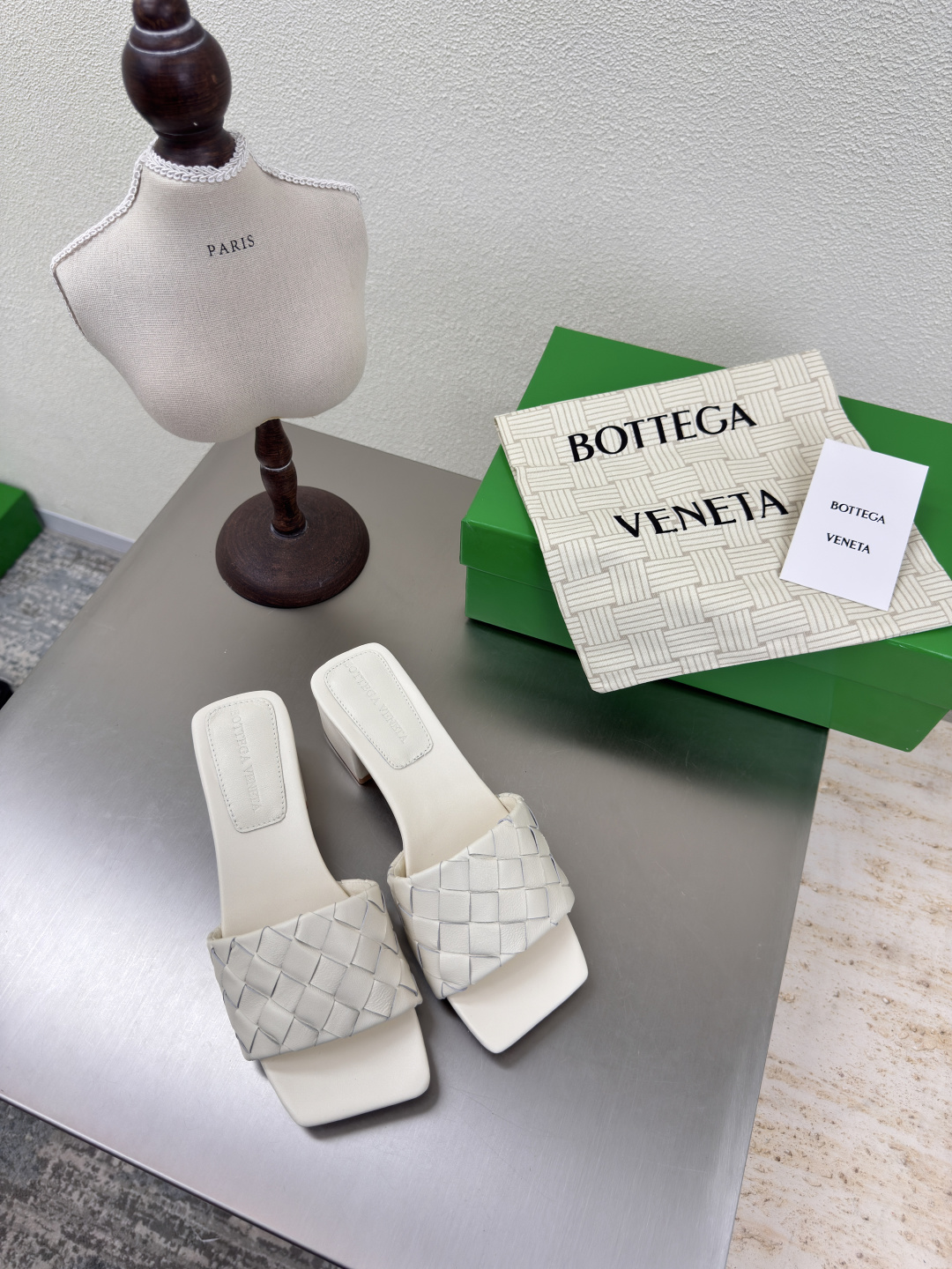 NO:424163,BV Parco Mule Square, Medium Heel, Women's Muller Slippers Series Heel Heel Heel Heel 4.5cm (Original Mould Open, the most correct version in the market) 15mm Level Knitting Single Shoes Genuine Leather Hand-woven Off-white Weaving This classic model is simply the latest BV ceiling, colorful and versatile, Simple piece of leather 15mm pull strips Hand-woven, high-end, high-end fabric with high-quality lambskin Hand-woven, footbed sheepskin inner comfortable and high-end, Italian leather outsole & injection rubber process, light dyeing process, benchmarking and matching version, original packaging, shoe bags adopt glue logo process, market top end, hot melt glue toe, heel, easy to rebound and not deform, upper car line is Italian computer needle car, fine workmanship, original packaging, treat customers sincerely 35  36 37 38 39 40 41 42 (40 41 42 Customized), slippers, bottega veneta, slippers, sheepskin, Leather soles19860909BV Parco Mule 方形 中跟 女士穆勒拖鞋 系列 跟高 4.5cm（原版开模 市场最正确版本） 15 毫米级 编织单鞋 真皮手工编织  米白色 编织 这款经典款 简直bv最新天花板啦 彩色百搭  简约一块皮15毫米抽条  手工编织而成 高档舒适 面料选用优质小羊皮 手工编织而成  垫脚羊皮内里舒适高端 大底选用意大利真皮大底&注塑橡胶工艺 运用轻染工艺 对标对版 选用原版包装 鞋子布袋采用印胶logo工艺 市场最高端 采用热熔胶定型鞋头 后跟 易回弹不变形  鞋面车线选用意大利电脑针车 做工精细 选用原版包装 真心对待客人 35 36 37 38 39 40 41 42 （40 41 42 定制）,拖鞋,bottega veneta,slippers,sheepskin,Leather soles,Women's Shoes