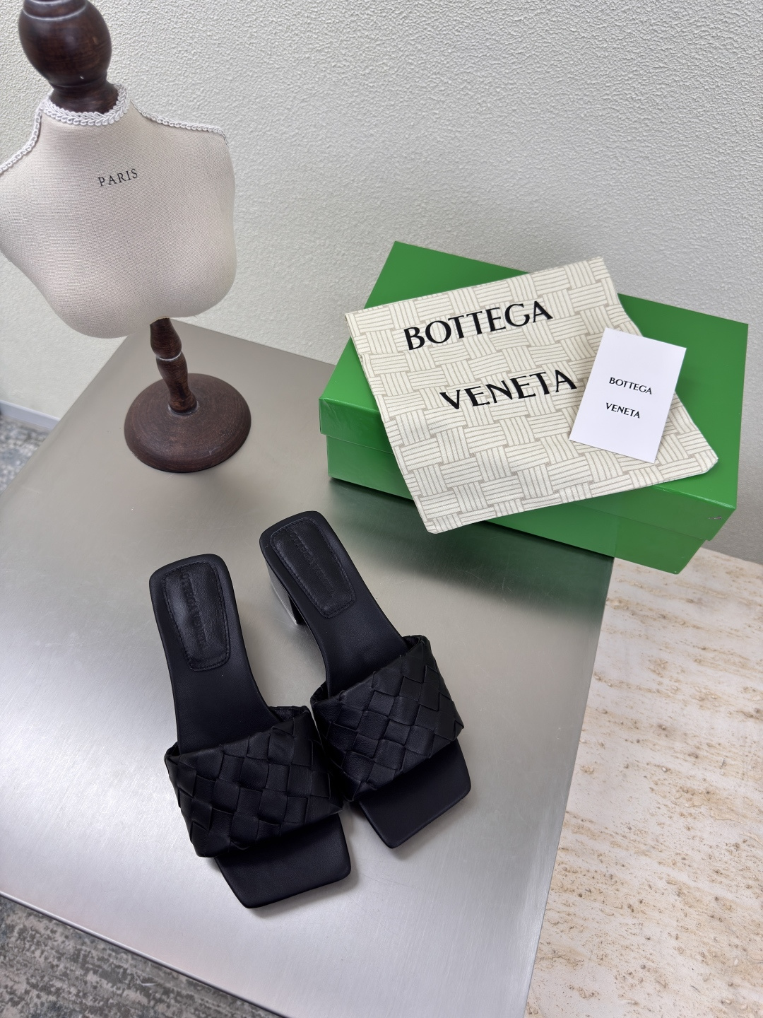 NO:424082,BV Parco Mule Square, Medium Heel, Women's Muller Slippers Series Heel height 4.5cm (original mold opening, the most correct version in the market) 15mm grade Knitted single shoes Genuine leather hand-woven Black Weaving This classic model is simply the latest BV ceiling, colorful and versatile, simple piece of leather 15mm pull strips Hand-woven, high-end, high-end fabric, high-quality lambskin hand-woven, footbed sheepskin inner comfortable and high-end, Italian leather outsole & injection rubber process, light dyeing process, benchmarking and matching version, original packaging, shoe bags adopt glue logo process, market highest end, hot melt glue toe, heel, easy to rebound and not deform, upper line is Italian computer needle car, fine workmanship, original packaging, treat customers sincerely 35  36 37 38 39 40 41 42 (40 41 42 Customized), slippers, bottega veneta, slippers, sheepskin, Leather soles19860909BV Parco Mule 方形 中跟 女士穆勒拖鞋 系列 跟高 4.5cm（原版开模 市场最正确版本） 15 毫米级 编织单鞋 真皮手工编织  黑色 编织 这款经典款 简直bv最新天花板啦 彩色百搭  简约一块皮15毫米抽条  手工编织而成 高档舒适 面料选用优质小羊皮 手工编织而成  垫脚羊皮内里舒适高端 大底选用意大利真皮大底&注塑橡胶工艺 运用轻染工艺 对标对版 选用原版包装 鞋子布袋采用印胶logo工艺 市场最高端 采用热熔胶定型鞋头 后跟 易回弹不变形  鞋面车线选用意大利电脑针车 做工精细 选用原版包装 真心对待客人 35 36 37 38 39 40 41 42 （40 41 42 定制）,拖鞋,bottega veneta,slippers,sheepskin,Leather soles,Women's Shoes