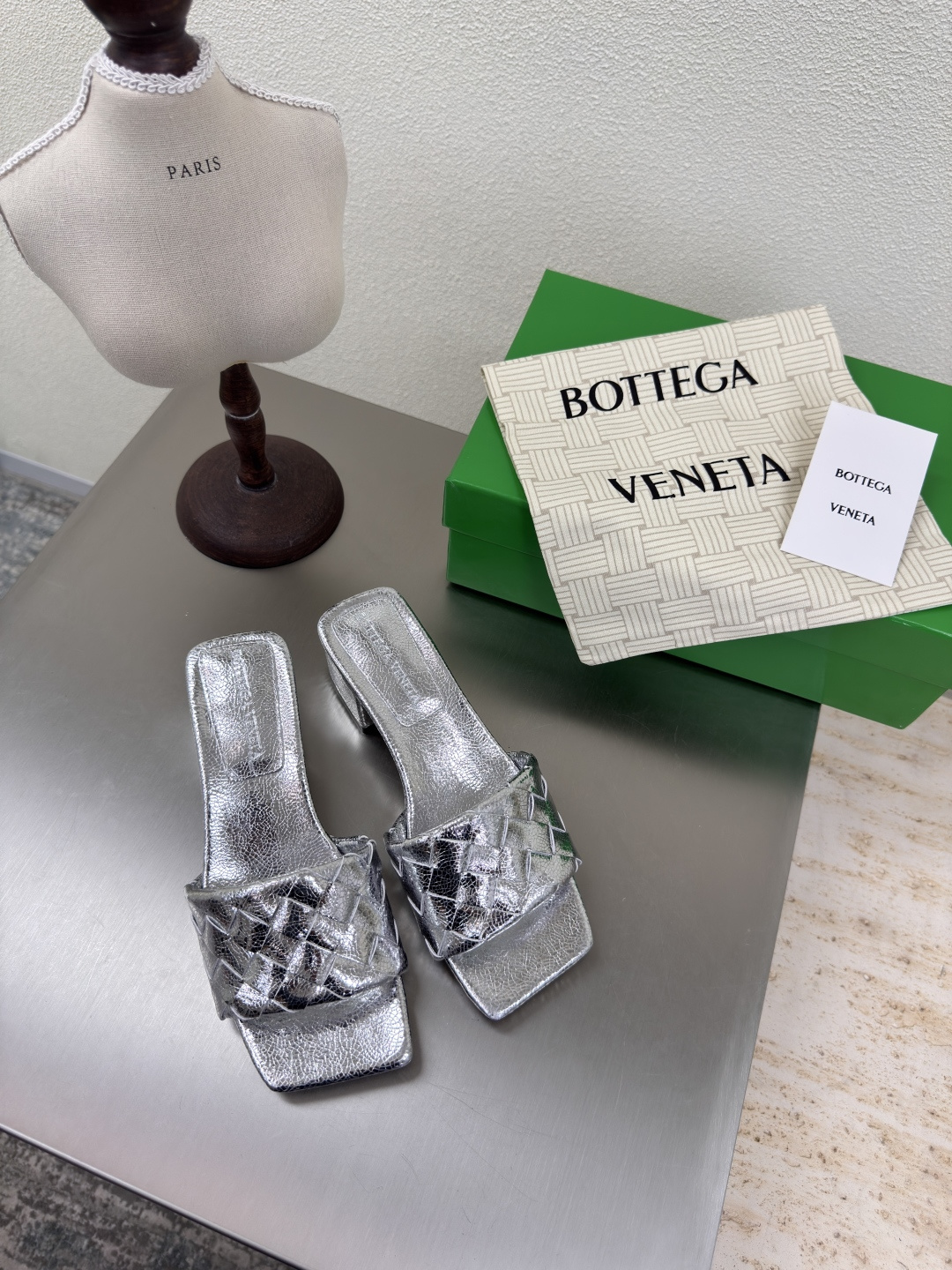 NO:424089,BV Parco Mule Square Medium Heel Women's Muller Slippers Series Heel Heel Heel Heel 4.5cm (Original Die, the most correct version in the market) 15mm Level Knitting Single Shoes Genuine Leather Hand-woven Silver Knitting This classic model is simply the latest BV ceiling Colorful and versatile Simple piece of leather 15mm pull strips Hand-woven High-end Fabric High-quality lambskin Hand-woven Foot pad Sheepskin Inner Comfortable High-end Outsole Italian leather outsole & injection rubber craftsmanship Use light dyeing technology Benchmarked version Select original packaging Shoe bags adopt glue logo technology The highest end of the market Use hot melt glue toe toe Heel Easy to rebound and not deformed The upper line is Italian computer needle truck Fine workmanship Select original packaging Treat customers sincerely 35  36 37 38 39 40 41 42 (40 41 42 Customized), slippers, bottega veneta, slippers, sheepskin, Leather soles19860909BV Parco Mule 方形 中跟 女士穆勒拖鞋 系列 跟高 4.5cm（原版开模 市场最正确版本） 15 毫米级 编织单鞋 真皮手工编织  银色 编织 这款经典款 简直bv最新天花板啦 彩色百搭  简约一块皮15毫米抽条  手工编织而成 高档舒适 面料选用优质小羊皮 手工编织而成  垫脚羊皮内里舒适高端 大底选用意大利真皮大底&注塑橡胶工艺 运用轻染工艺 对标对版 选用原版包装 鞋子布袋采用印胶logo工艺 市场最高端 采用热熔胶定型鞋头 后跟 易回弹不变形  鞋面车线选用意大利电脑针车 做工精细 选用原版包装 真心对待客人 35 36 37 38 39 40 41 42 （40 41 42 定制）,拖鞋,bottega veneta,slippers,sheepskin,Leather soles,Women's Shoes