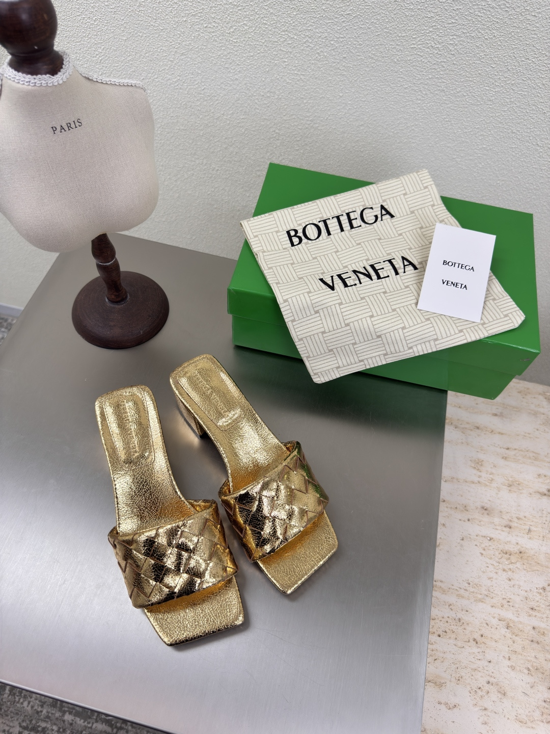 NO:424097,BV Parco Mule Square, Medium Heel, Women's Muller Slippers Series Heel height 4.5cm (original mold opening, the most correct version in the market) 15mm grade Knitted single shoes Genuine leather hand-woven Gold knit This classic model is simply the latest BV ceiling Colorful and versatile Simple piece of leather 15mm pull strip Hand-woven High-end fabric with high quality lambskin hand-woven foot pad sheepskin inner comfortable high-end outsole with Italian leather outsole & injection rubber process Light dyeing process Benchmarking version Select original packaging Shoe bags adopt glue logo process The highest end of the market Use hot melt glue toe toe with heel easy to rebound and not deformed upper car line is Italian computer needle truck Fine workmanship Select original packaging Treat customers sincerely 35  36 37 38 39 40 41 42 (40 41 42 Customized), slippers, bottega veneta, slippers, sheepskin, Leather soles19860909BV Parco Mule 方形 中跟 女士穆勒拖鞋 系列 跟高 4.5cm（原版开模 市场最正确版本） 15 毫米级 编织单鞋 真皮手工编织  金色 编织 这款经典款 简直bv最新天花板啦 彩色百搭  简约一块皮15毫米抽条  手工编织而成 高档舒适 面料选用优质小羊皮 手工编织而成  垫脚羊皮内里舒适高端 大底选用意大利真皮大底&注塑橡胶工艺 运用轻染工艺 对标对版 选用原版包装 鞋子布袋采用印胶logo工艺 市场最高端 采用热熔胶定型鞋头 后跟 易回弹不变形  鞋面车线选用意大利电脑针车 做工精细 选用原版包装 真心对待客人 35 36 37 38 39 40 41 42 （40 41 42 定制）,拖鞋,bottega veneta,slippers,sheepskin,Leather soles,Women's Shoes