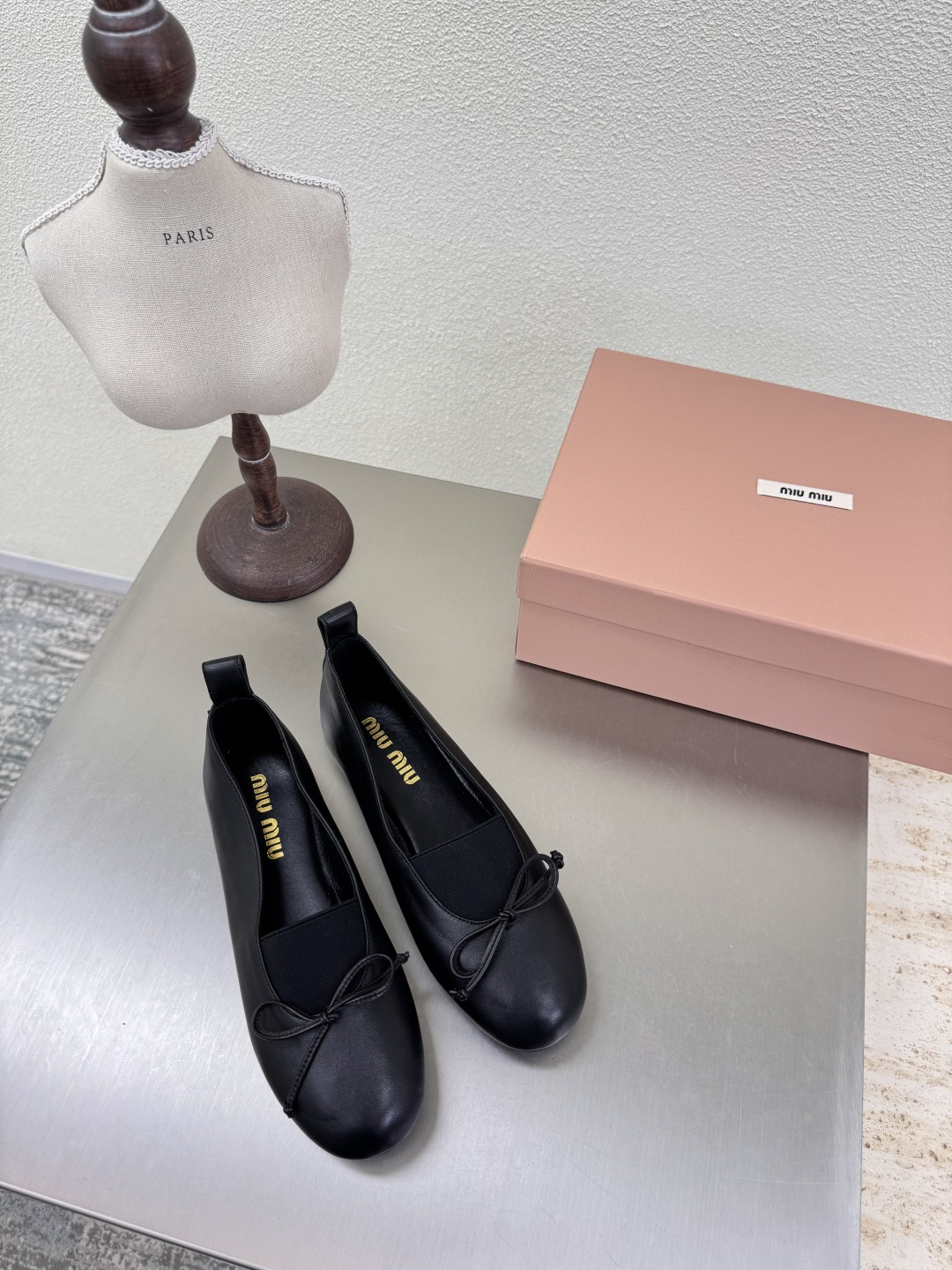 NO:421136,Flat sole series miu'miu 25 autumn shoes Comfortable elastic matching Small bow series Black bow paired version Comfort molded outsole Series miu'miu Classic comfort Production Original consistent Italian leather outsole High version Fabric lambskin Inner Sheepskin Outsole Integrated molded outsole Original consistent version Design Girlish feeling Comfortable Benchmarking 35 36 37 38 39 40 41 (40 41 size customized) Configure original packaging, single shoes, miumiu, sheepskin, Leather soles19860909平底系列 miu'miu 25 秋鞋 舒适松紧搭配 小蝴蝶结 系列 黑色 蝴蝶结 对版 舒适成型大底 系列 miu'miu 经典舒适 制作  原版一致 意大利真皮大底 高版本  面料 小羊皮  内里 羊皮  大底 一体成型大底   原版一致 对版 设计 少女感 舒适  对标对版 35 36 37 38 39 40 41（40 41 码定制） 配置原版包装,单鞋,miumiu,sheepskin,Leather soles,Women's Shoes