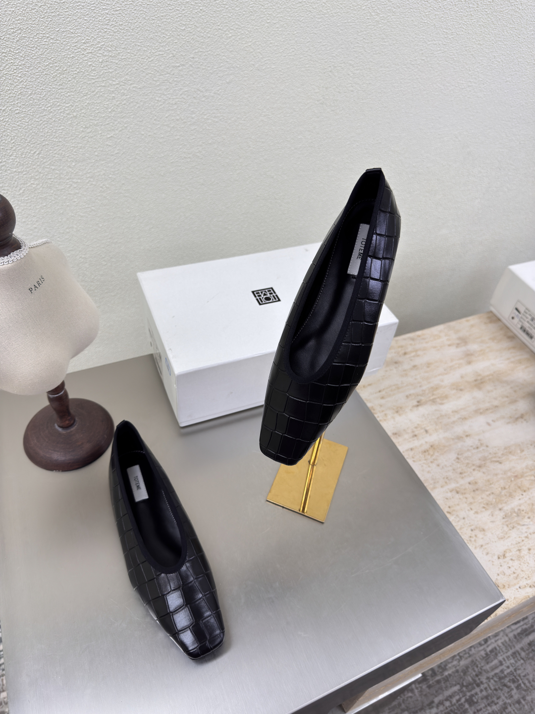 French Romance Meets Nordic Simplicity in Totême’s Autumn Shoe Collection - 图片 9