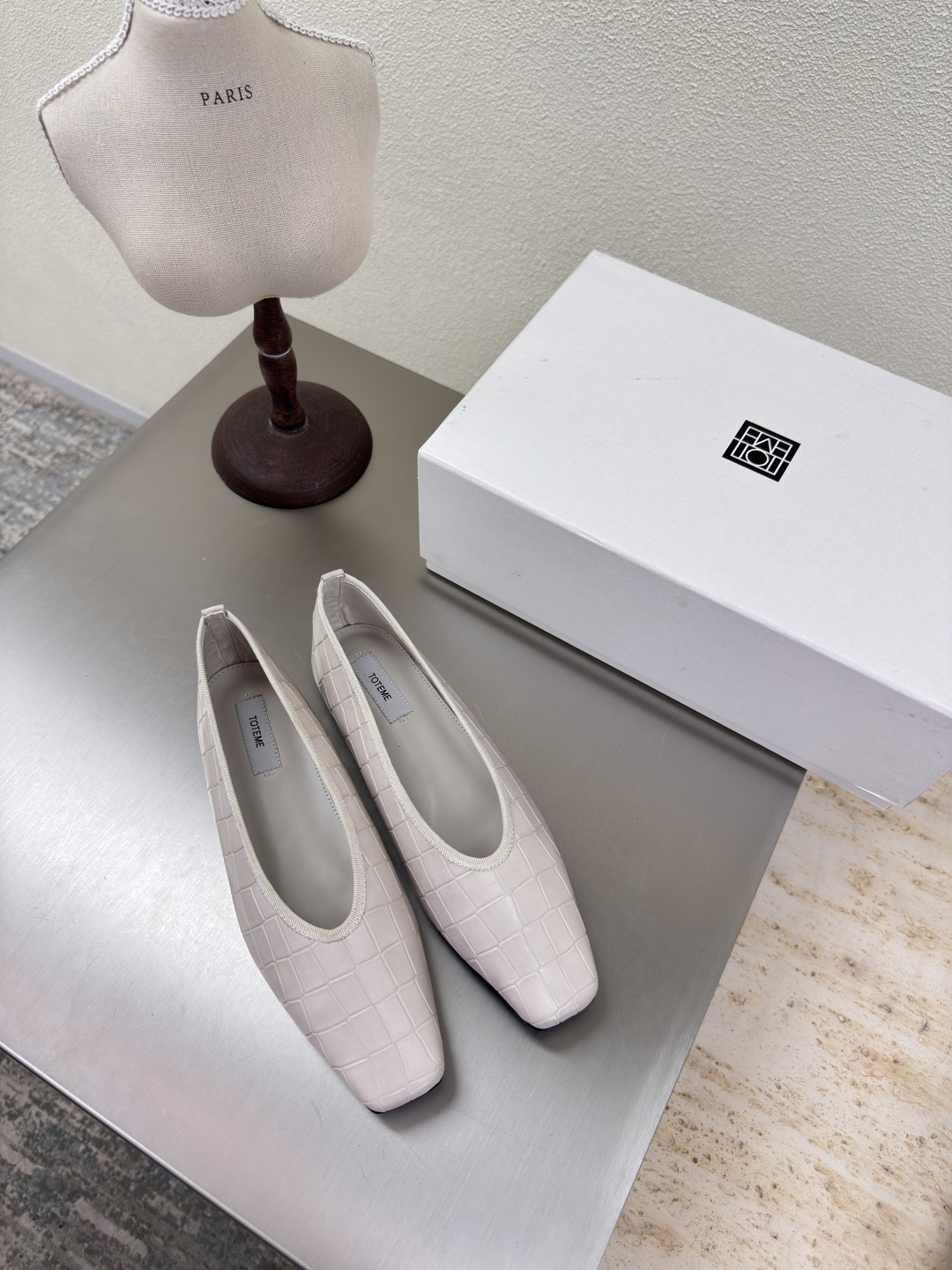 French Romance Meets Nordic Simplicity in Totême’s Autumn Shoe Collection - 图片 1