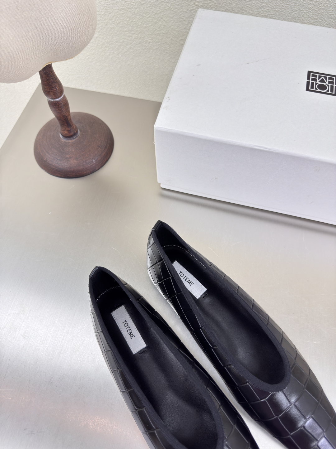 French Romance Meets Nordic Simplicity in Totême’s Autumn Shoe Collection - 图片 6