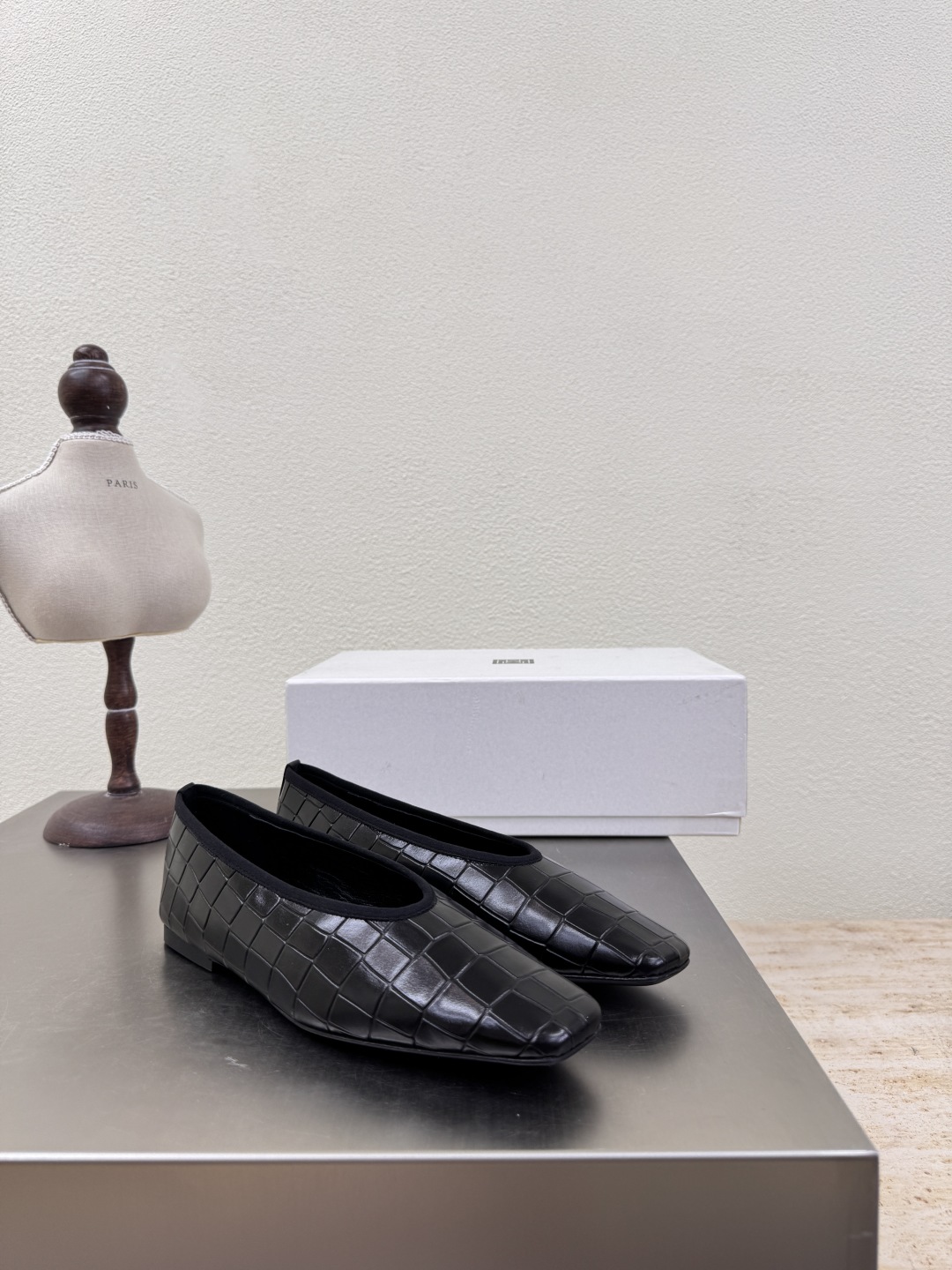 French Romance Meets Nordic Simplicity in Totême’s Autumn Shoe Collection - 图片 7