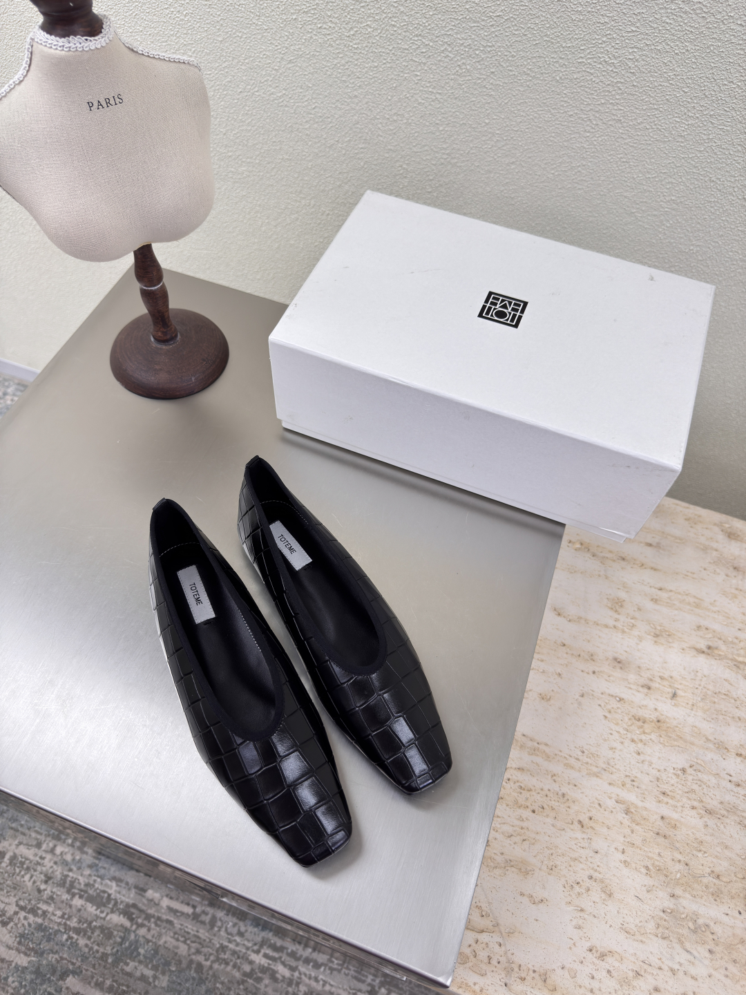 French Romance Meets Nordic Simplicity in Totême’s Autumn Shoe Collection - 图片 5