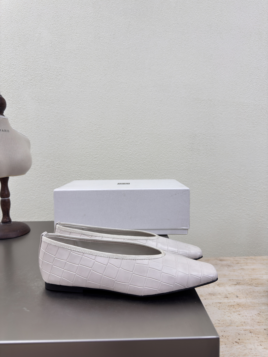 French Romance Meets Nordic Simplicity in Totême’s Autumn Shoe Collection - 图片 2