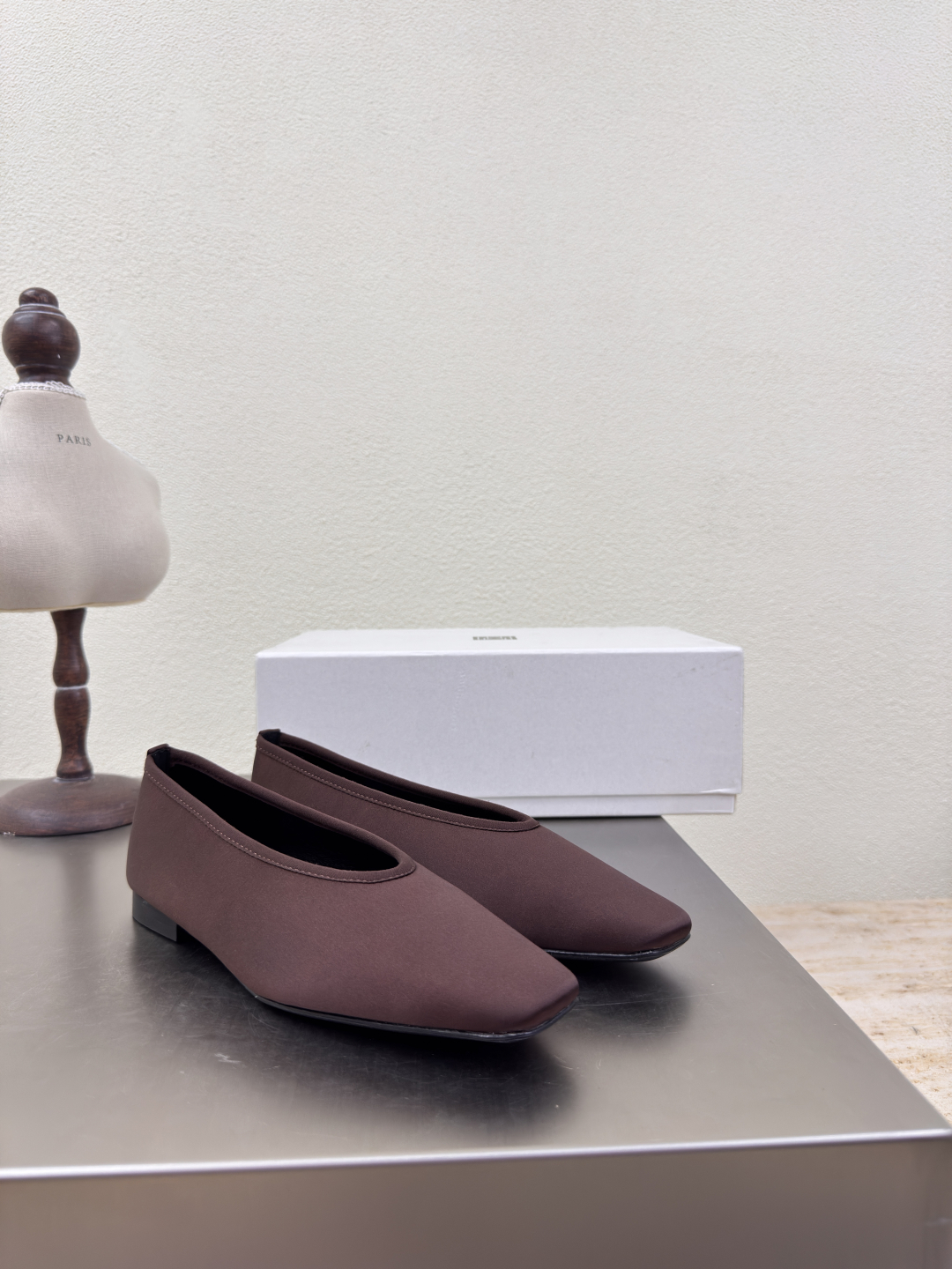 Totême French Romance: Silky Nordic Shoes for Early Autumn - 图片 2