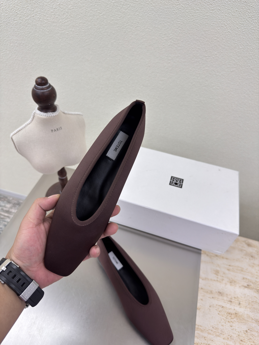 Totême French Romance: Silky Nordic Shoes for Early Autumn - 图片 3
