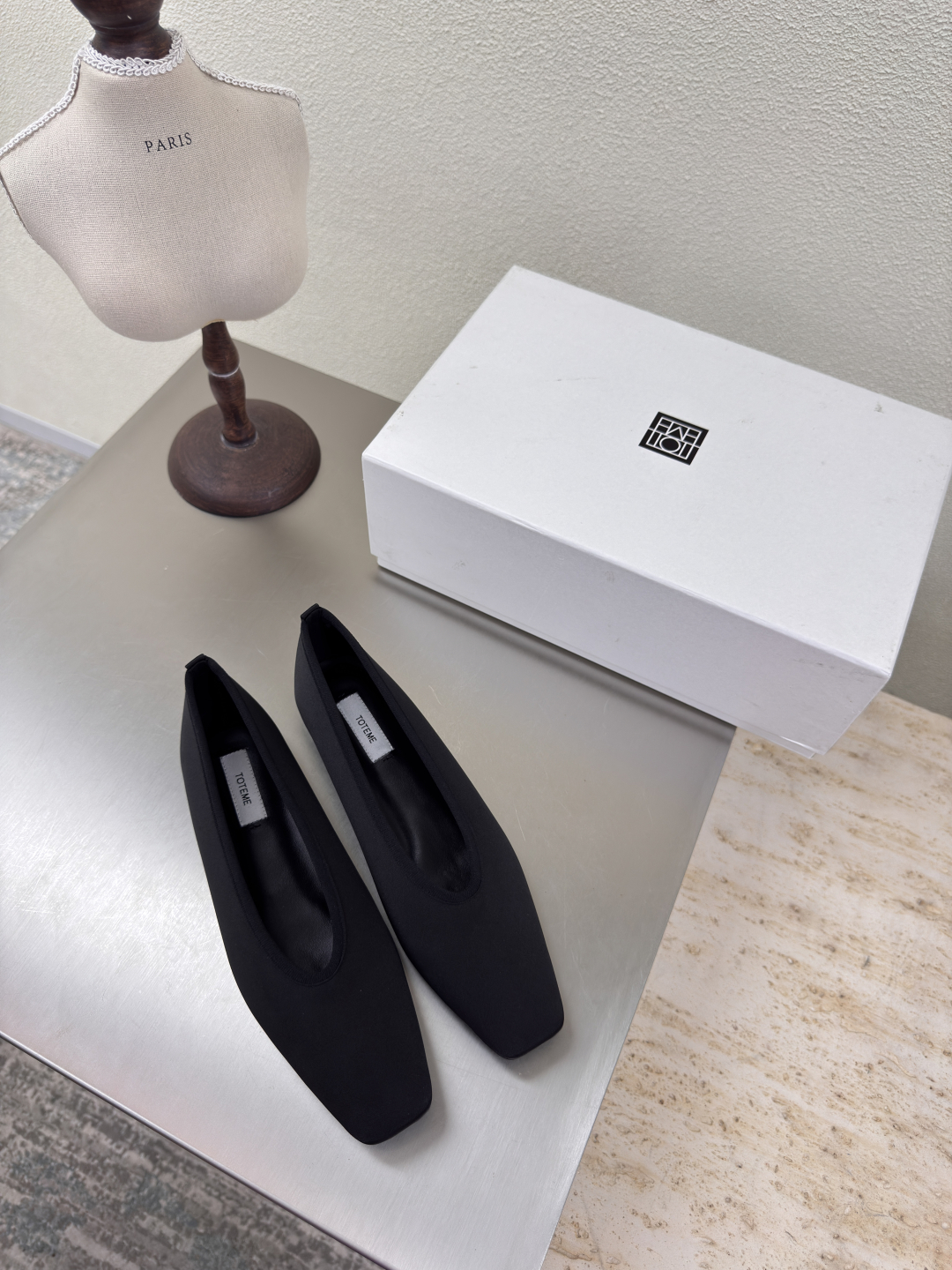 Totême French Romance: Silky Nordic Shoes for Early Autumn - 图片 5