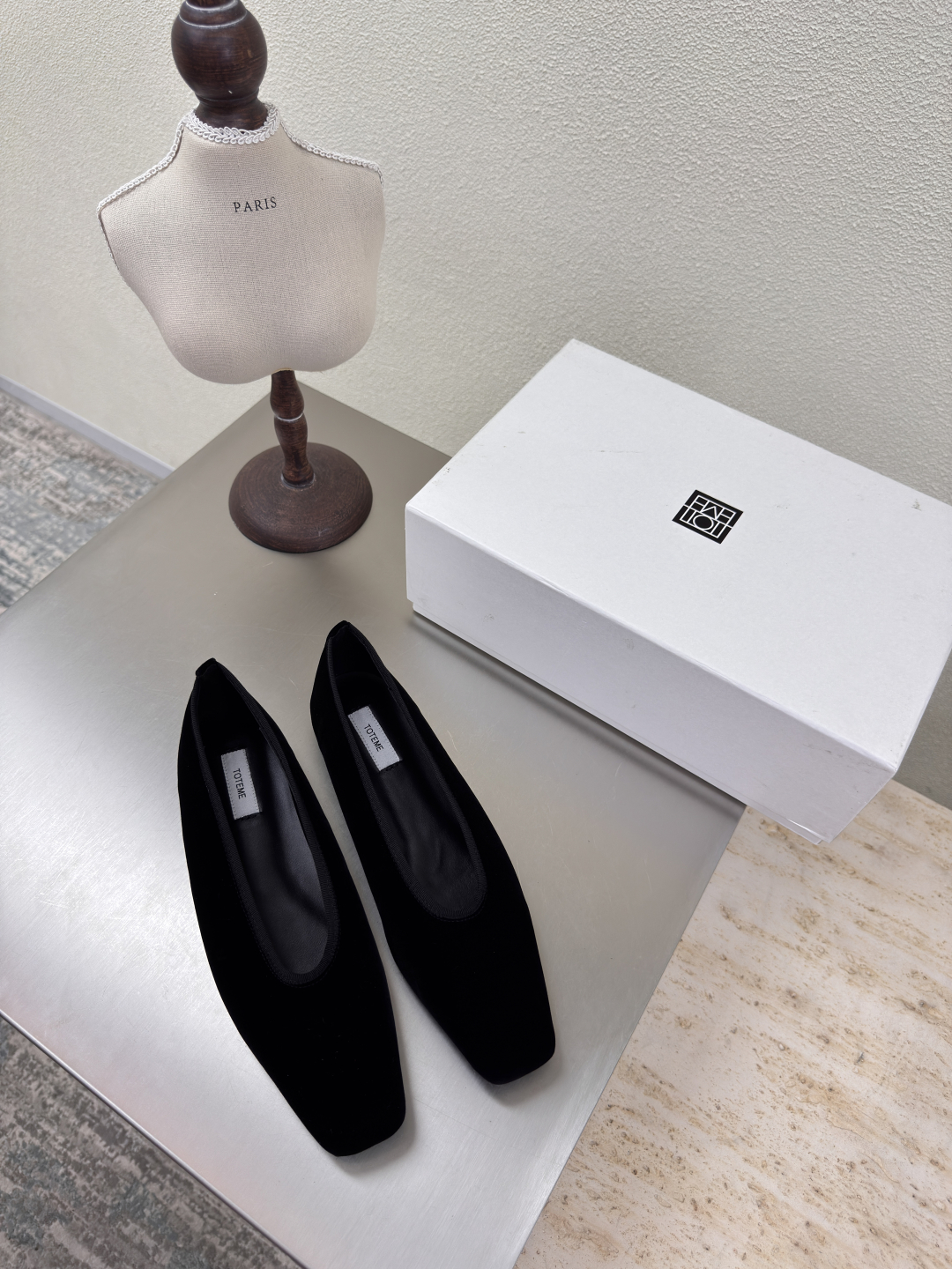 French Romance: Totême’s Elegant Autumn Shoes in Velvet for Square Heads - 图片 1