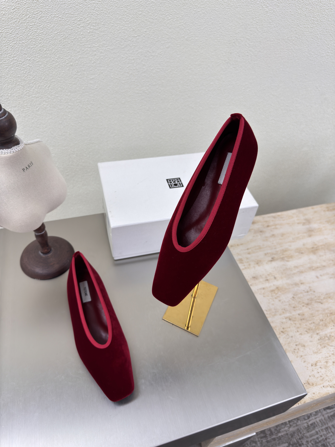 French Romance: Totême’s Elegant Autumn Shoes in Velvet for Square Heads - 图片 9