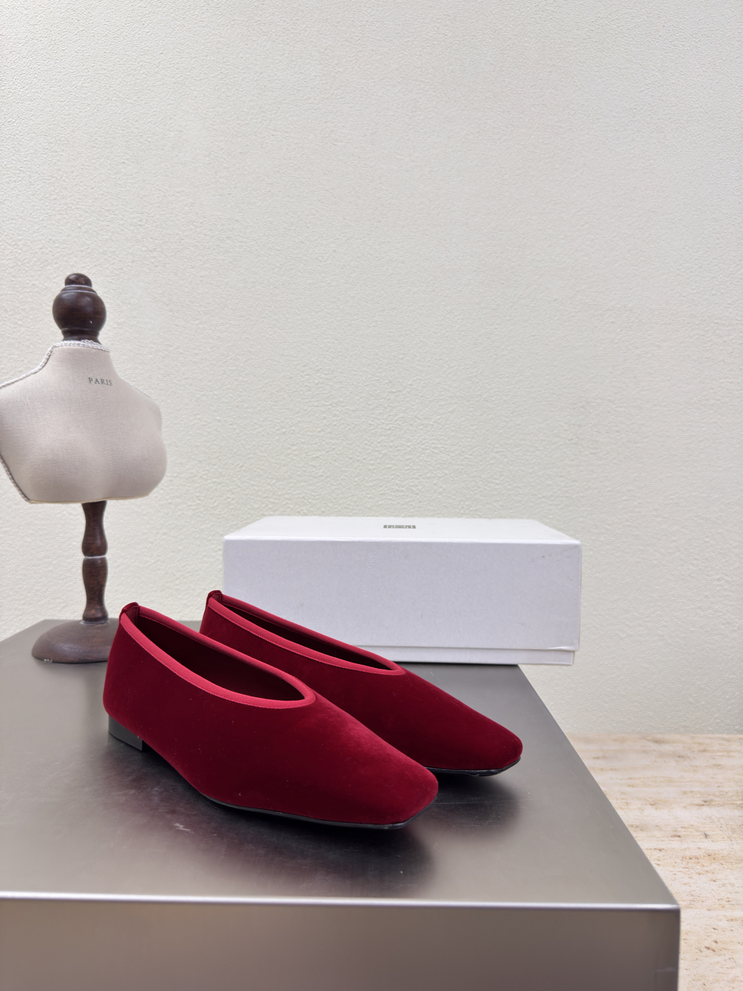 French Romance: Totême’s Elegant Autumn Shoes in Velvet for Square Heads - 图片 7