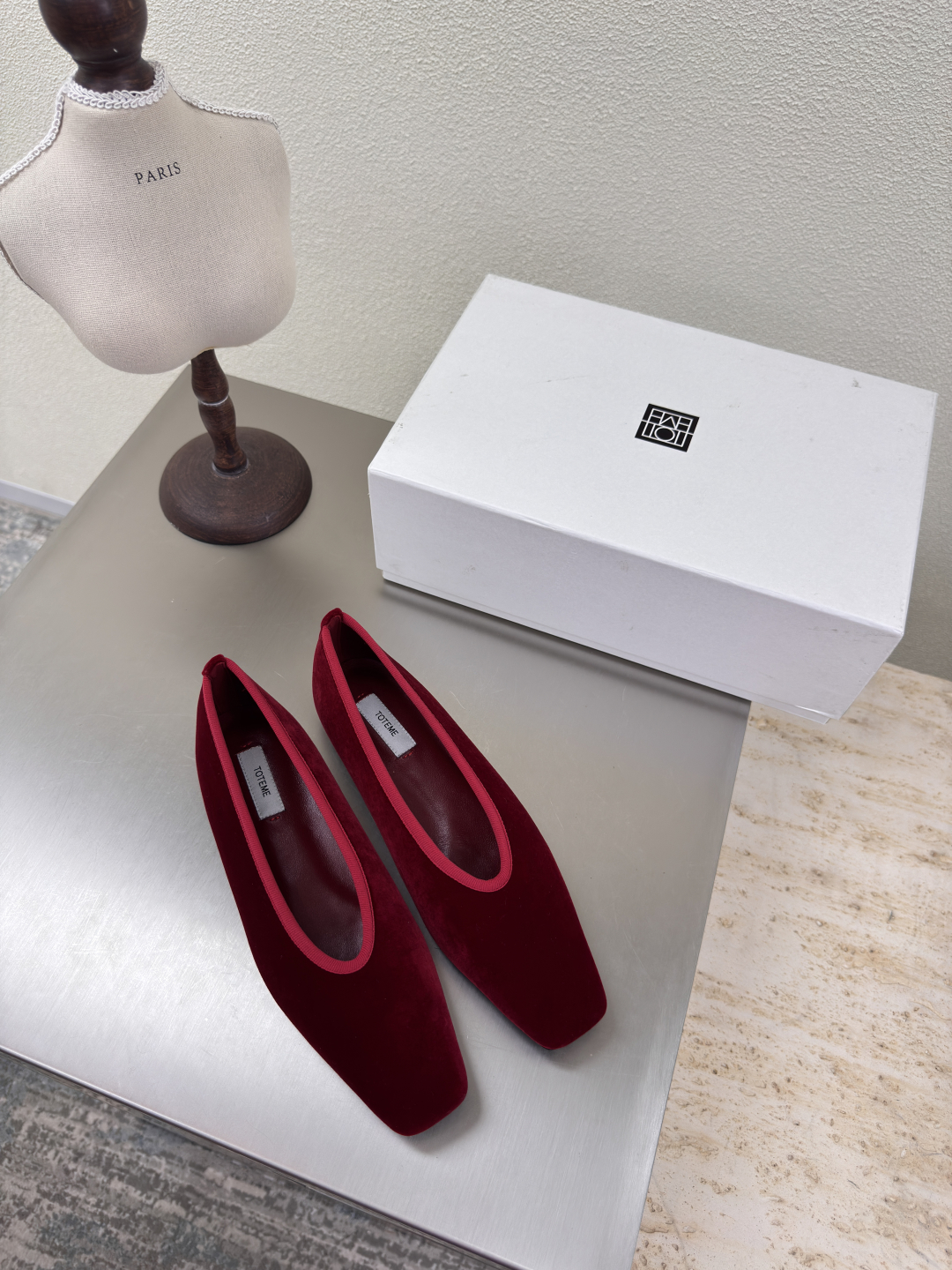 French Romance: Totême’s Elegant Autumn Shoes in Velvet for Square Heads - 图片 5