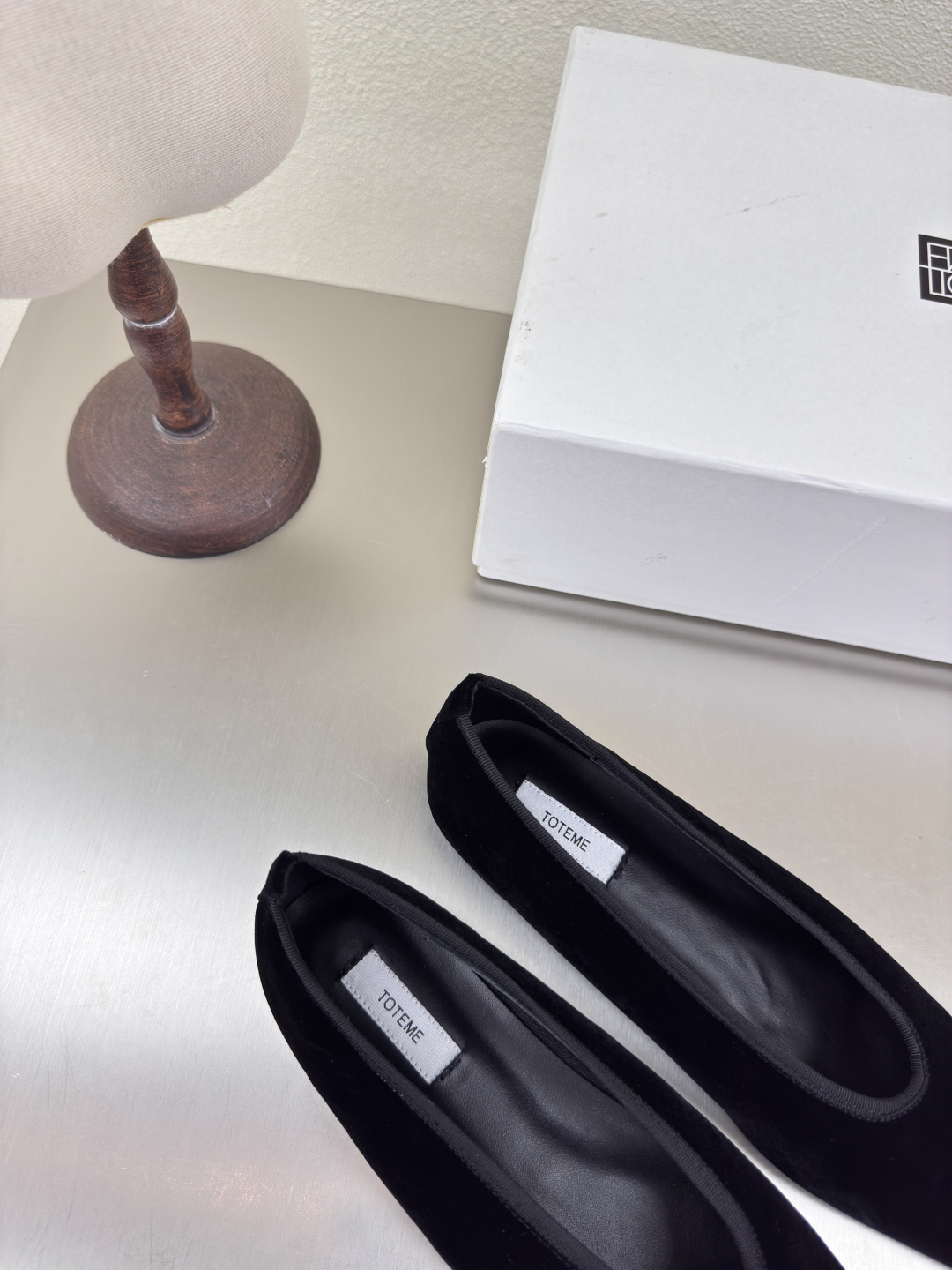 French Romance: Totême’s Elegant Autumn Shoes in Velvet for Square Heads - 图片 2