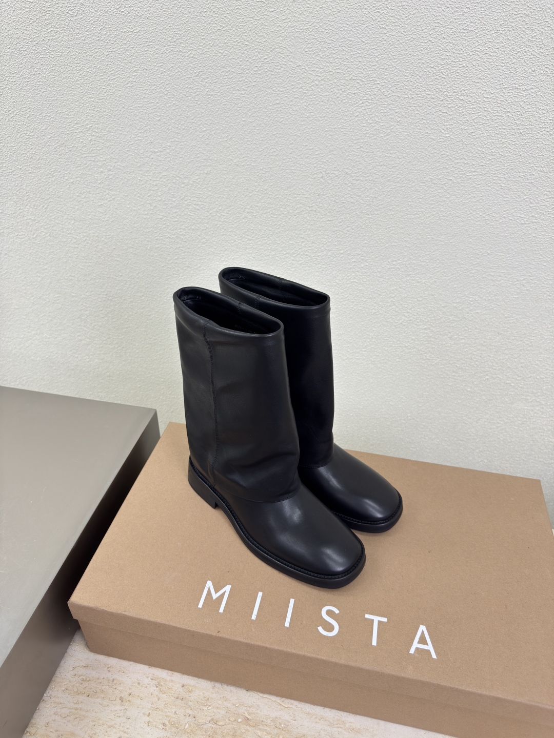 New Soft and Cozy Pants and Boots for Outdoor Exploration – High Version Available