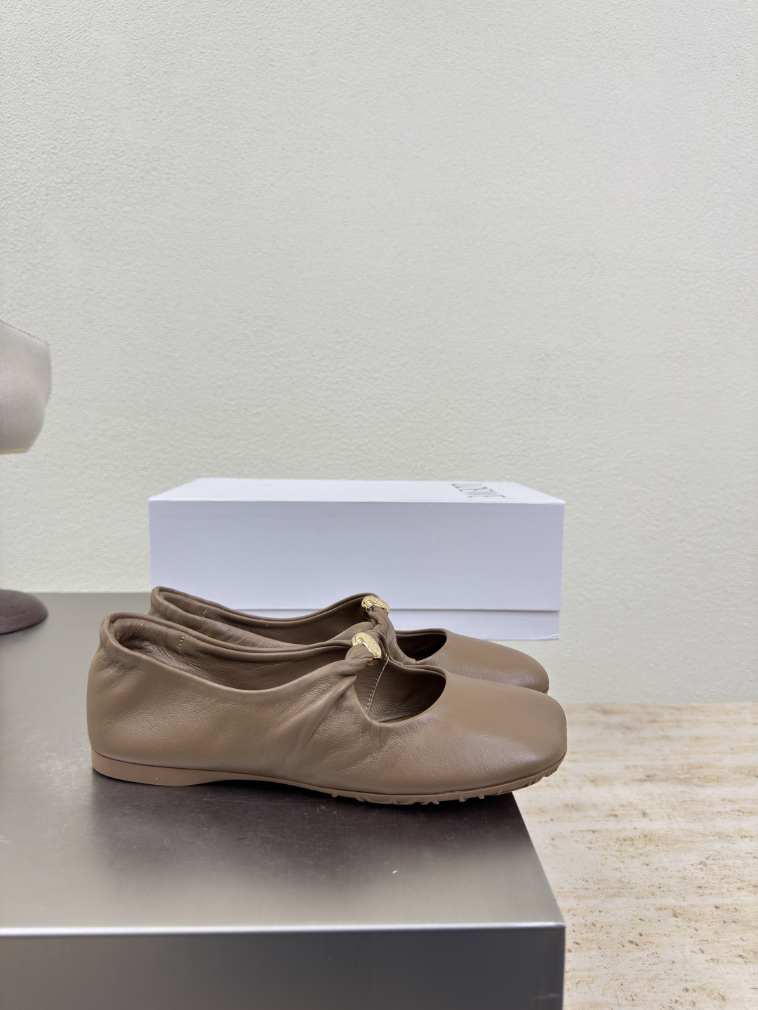 “Loewe Mary Jane Sole Shoes: Beauty of Lambskin, Perfect for Wide Feet” - 图片 4
