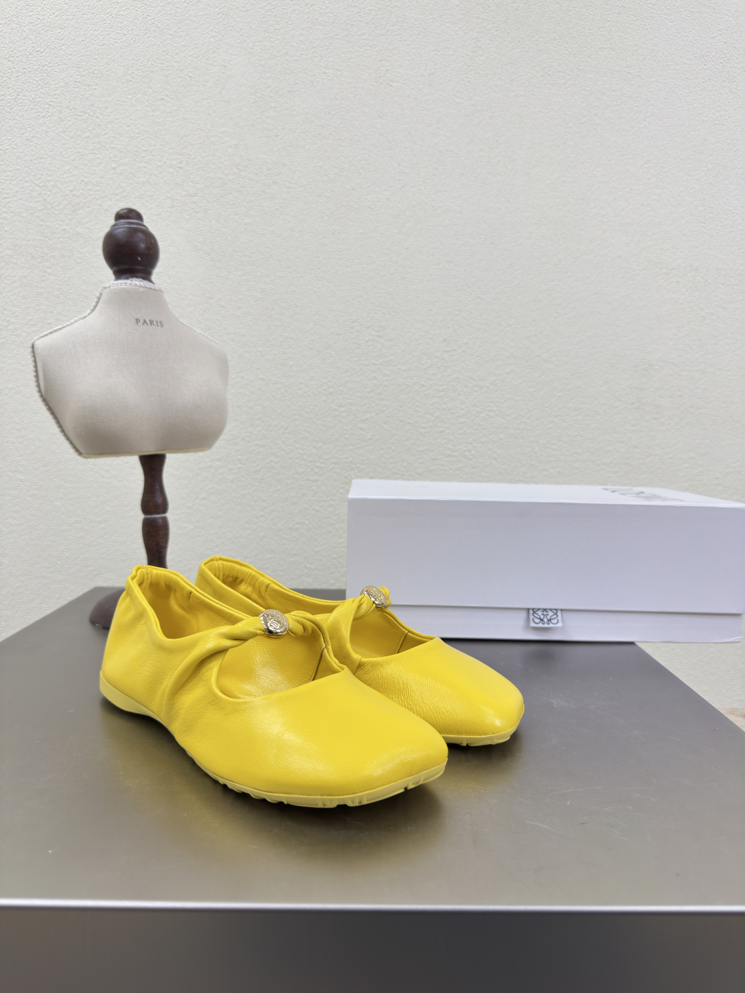 Loewe Mary Jane Shoes: Luxurious Lambskin Beauty in Lemon Yellow - 图片 3