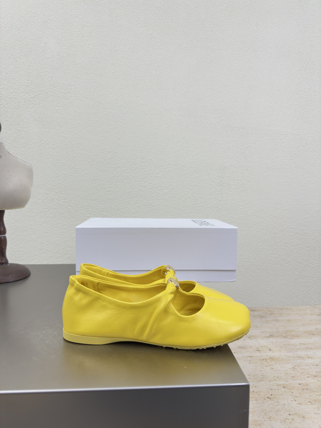 Loewe Mary Jane Shoes: Luxurious Lambskin Beauty in Lemon Yellow - 图片 6