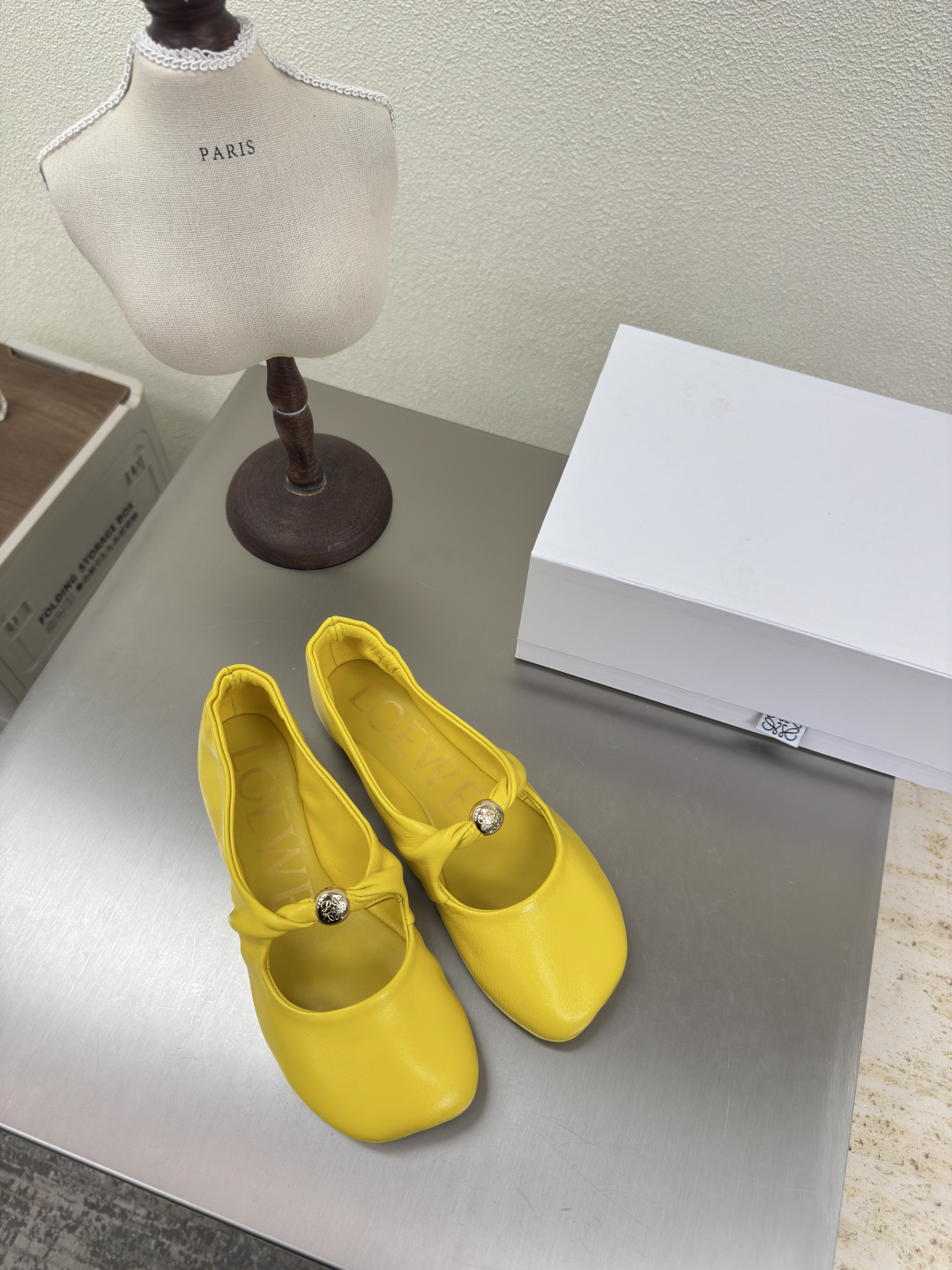 Loewe Mary Jane Shoes: Luxurious Lambskin Beauty in Lemon Yellow - 图片 1