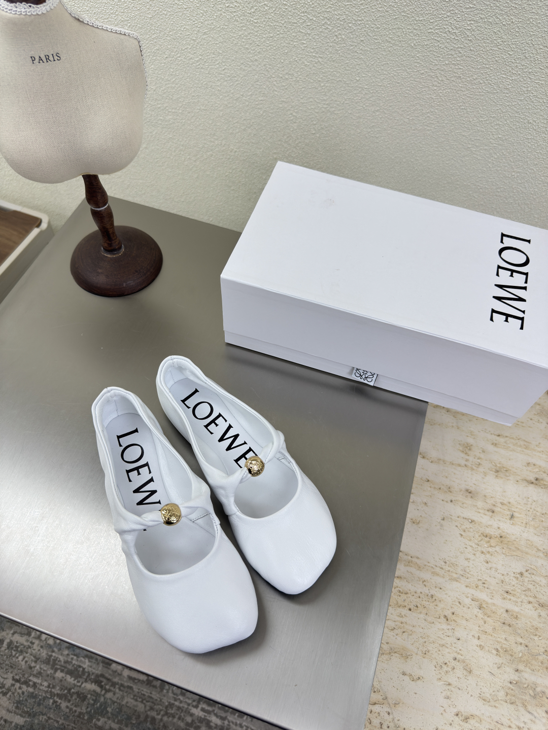 Loewe Mary Jane Shoes: Luxurious Lambskin Beauty for Fall Fashion - 图片 1