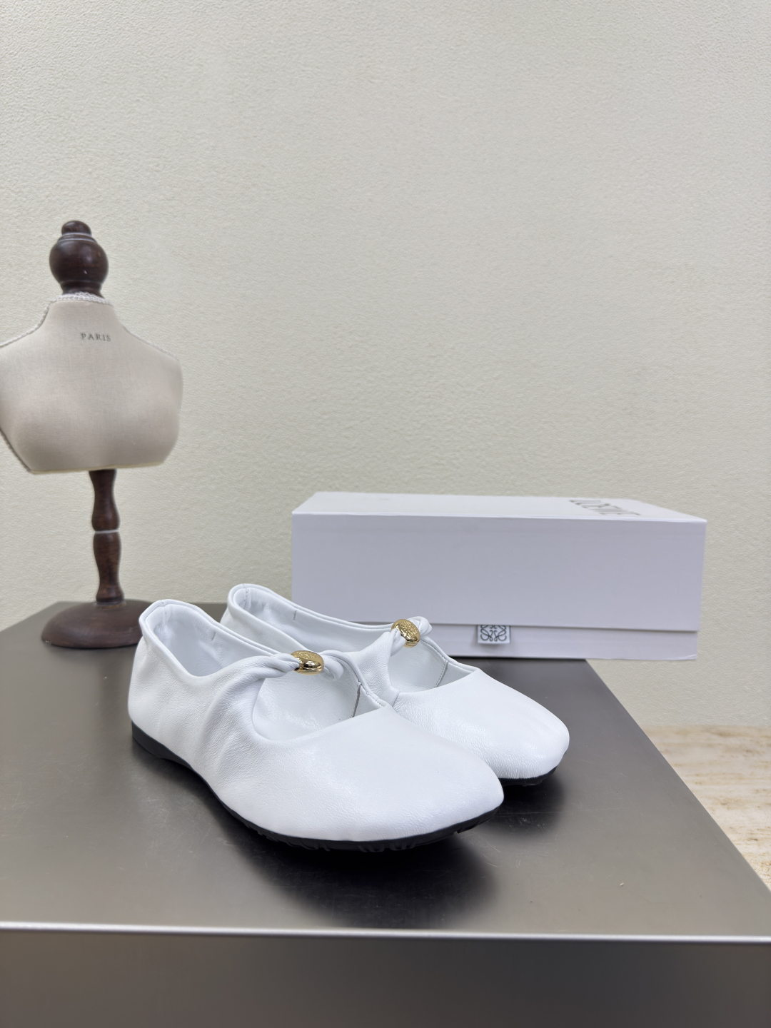Loewe Mary Jane Shoes: Luxurious Lambskin Beauty for Fall Fashion - 图片 3