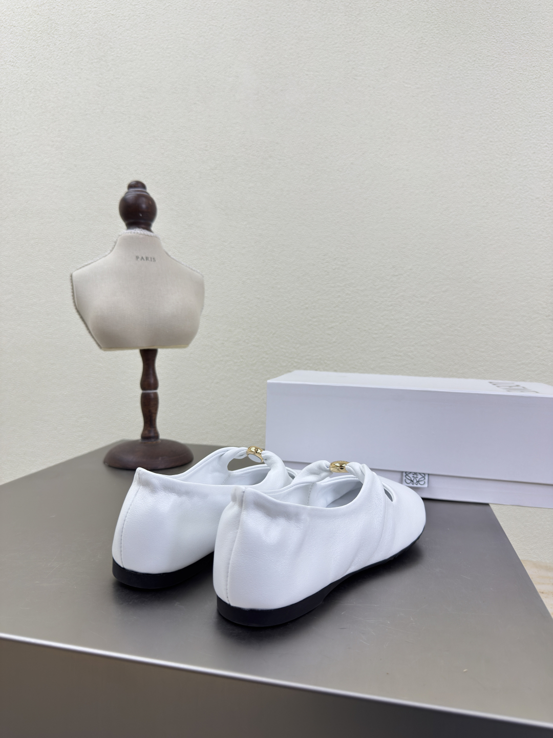 Loewe Mary Jane Shoes: Luxurious Lambskin Beauty for Fall Fashion - 图片 6