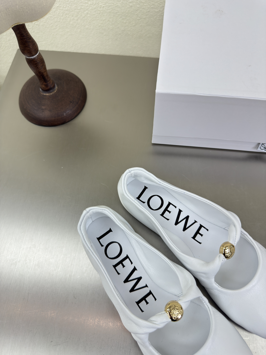 Loewe Mary Jane Shoes: Luxurious Lambskin Beauty for Fall Fashion - 图片 2