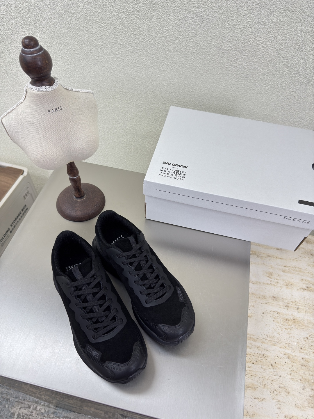 NO:443187,Leather Salomon MM6 Lightweight series Jogging shoes Thick-soled flying weaving Salomon Sports shoes New products are on sale Black Men's 10 (Men's model shipped at the end of the month) Salomon's outfit inspiration is presented with both hands~ Men's and women's model Joint sneakers versatile and breathable, equipped with Salomon's advanced technology, a pair of outdoor wear or diverse terrain Original consistent craftsmanship Original consistent outsole Outdoor exploration, set off as you like, a retro low saturation, clean out of the door, fight nature, and gain a pleasant wild fun Benchmark version The original consistent women's model 35 36 37 38 39 40 (40 customization) Men's model 39 40 41 42 43 44 45 (39 45 customization) Men's model pre-sale at the end of April, casual shoes/sports shoes, masion  Margiela, sneakers19860909皮面 萨洛蒙MM6 轻盈系列 慢跑鞋 厚底飞织 萨洛蒙 运动鞋 新品发售中  黑色 男10（男款月底出货） Salomon穿搭灵感双手奉上~ 男女款 联名运动鞋 百搭透气,搭载Salomon先进技术一双搞定多种户外穿搭or多元地形 原版一致工艺 原版一致大底 户外探索 随心出发 一身复古低饱和,干净出门与自然交手,收获惬意野趣 对标对版 原版一致 女款 35 36 37 38 39 40（40定制） 男款 39 40 41 42 43 44 45（39 45 定制）男款4月底预售,休闲鞋/运动鞋,masion margiela,sneakers,Women's Shoes