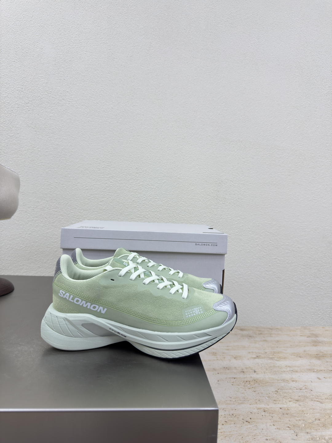 New Salomon Sneakers: Lightweight Jogging Shoes with Thick Underweaving on Sale