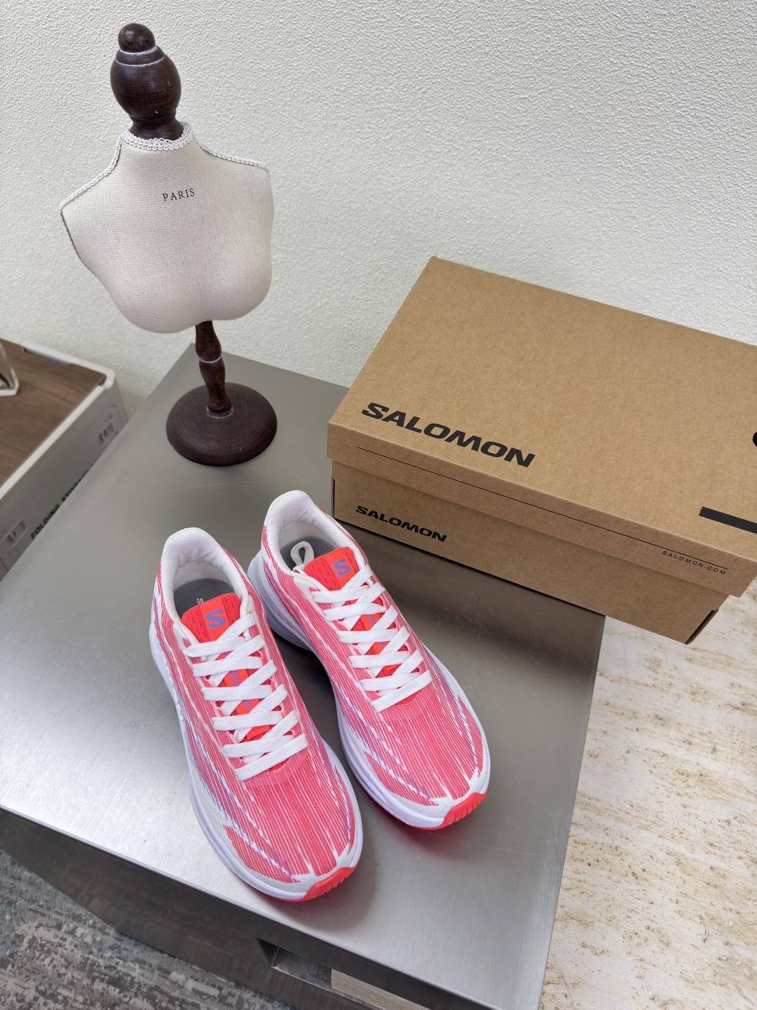 NO:443205,Salomon Lightweight series Jogging shoes Thick-soled flying weaving Salomon sports shoes New product is on sale Red men's 10 Salomon's outfit inspiration is presented with both hands~ Men's and women's styles Co-branded sneakers versatile and breathable, equipped with Salomon's advanced technology, a pair of outdoor wear or diverse terrain Original consistent craftsmanship Original consistent outsole Outdoor exploration, set off as you like, a retro low saturation, clean out of the door, fight nature, and gain a pleasant wild fun Benchmarking version The original consistent women's style 35 36 37 38 39 40 (40 customization) Men's style 39 40 41 42 43 44 45 (39 45 customization), casual shoes/sneakers19860909萨洛蒙 轻盈系列 慢跑鞋 厚底飞织  萨洛蒙 运动鞋 新品发售中   红色男10  Salomon穿搭灵感双手奉上~ 男女款 联名运动鞋 百搭透气,搭载Salomon先进技术一双搞定多种户外穿搭or多元地形 原版一致工艺 原版一致大底 户外探索 随心出发 一身复古低饱和,干净出门与自然交手,收获惬意野趣 对标对版 原版一致 女款 35 36 37 38 39 40（40定制） 男款 39 40 41 42 43 44 45（39 45 定制）,休闲鞋/运动鞋,sneakers,Women's Shoes