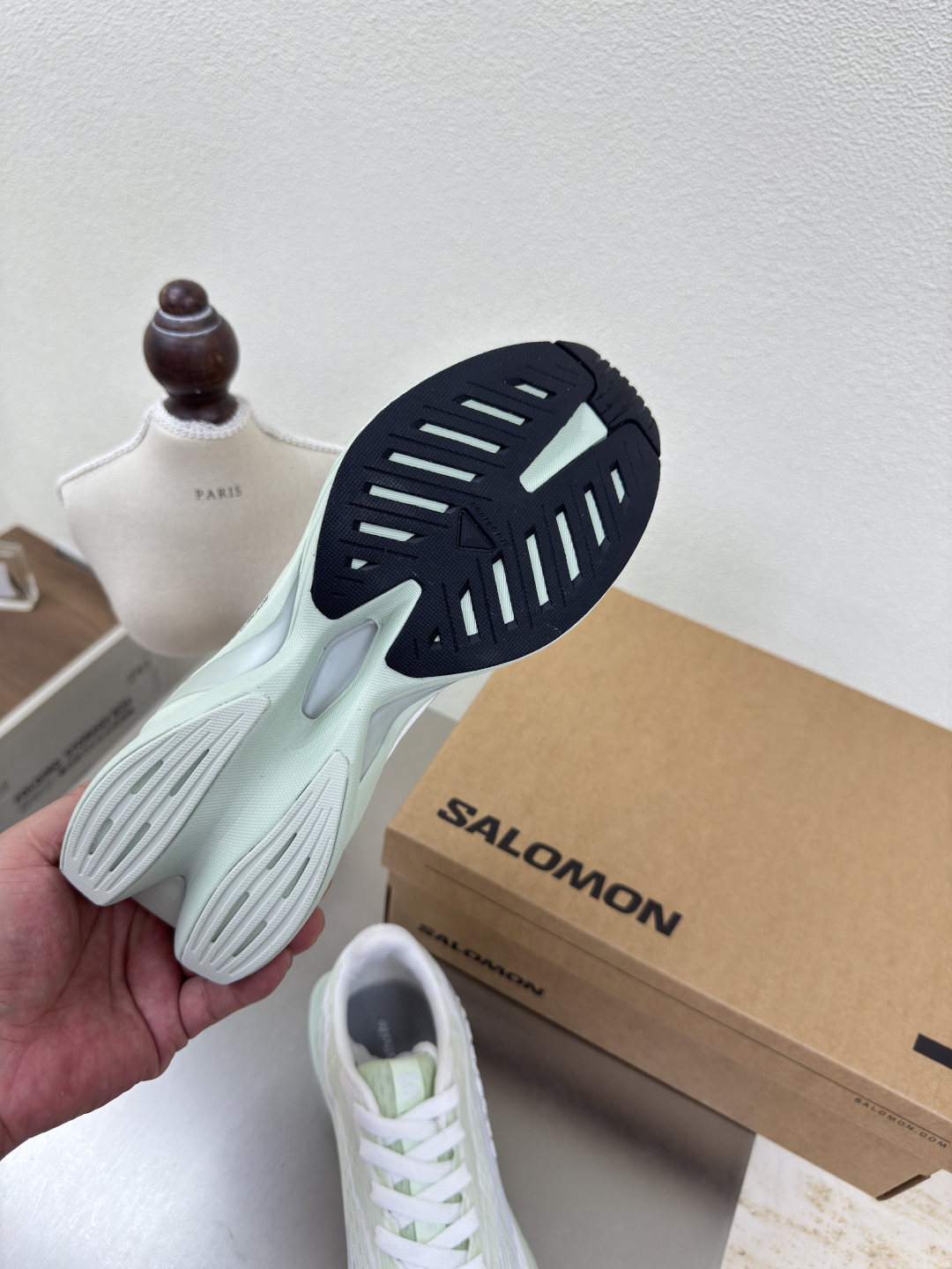 萨洛蒙 轻盈系列 慢跑鞋 厚底飞织 
 萨洛蒙 运动鞋 新品发售中 
 
 抹茶色 厂价 P330 男➕10 
 Salomon穿搭灵感双手奉上~

男女款 联名运动鞋
百搭透气，搭载Salomon先进技术一双搞定多种户外穿搭or多元地形
原版一致工艺 
原版一致大底
户外探索 随心出发
一身复古低饱和，干净出门与自然交手，收获惬意野趣
对标对版 原版一致 
女款 35 36 37 38 39 40 （40定制）
男款 39 40 41 42 43 44 45 （39 45 定制）