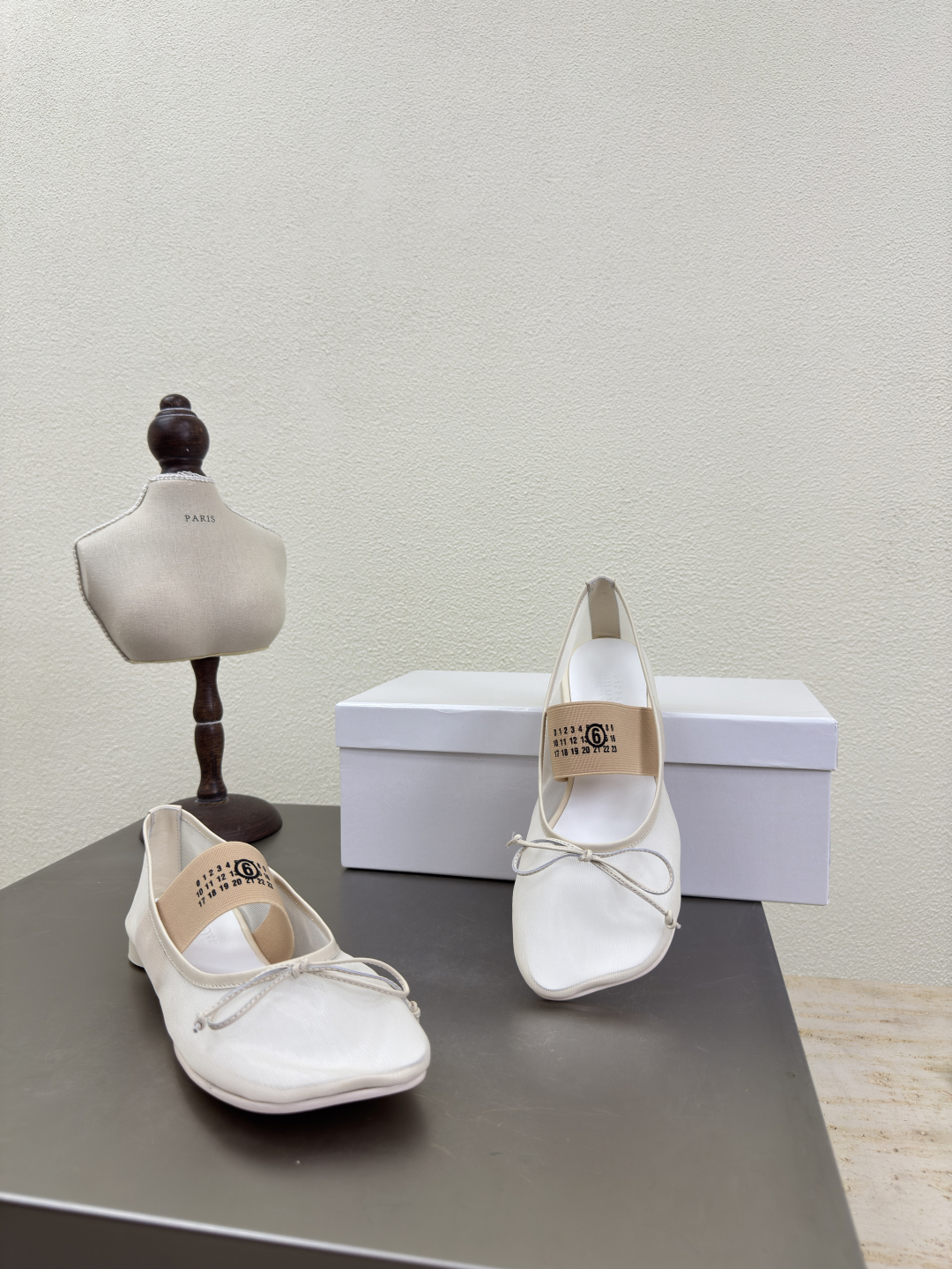 苹果头 网面 平底 玛丽珍鞋 最新小6子 
白色网 
MaisonMargiela
马吉拉 MM6 P300
火爆来袭！太香了‼️
     靓丽多彩少女感扑面而来！
     不容错过的时尚单品  简单又有格调的美 跑量扛把子 
     必入单品 时尚减龄神器 随性率真的感脚
简单高级的设计 融入MM6独有的标志
       同时满足日常 休闲渡假 百搭 真心巴适
       意大利🇮🇹真皮大底 分体设计 
       原版一致材料 对标原单 请认准咱家高货
       35 36 37 38 39 40（40定制）