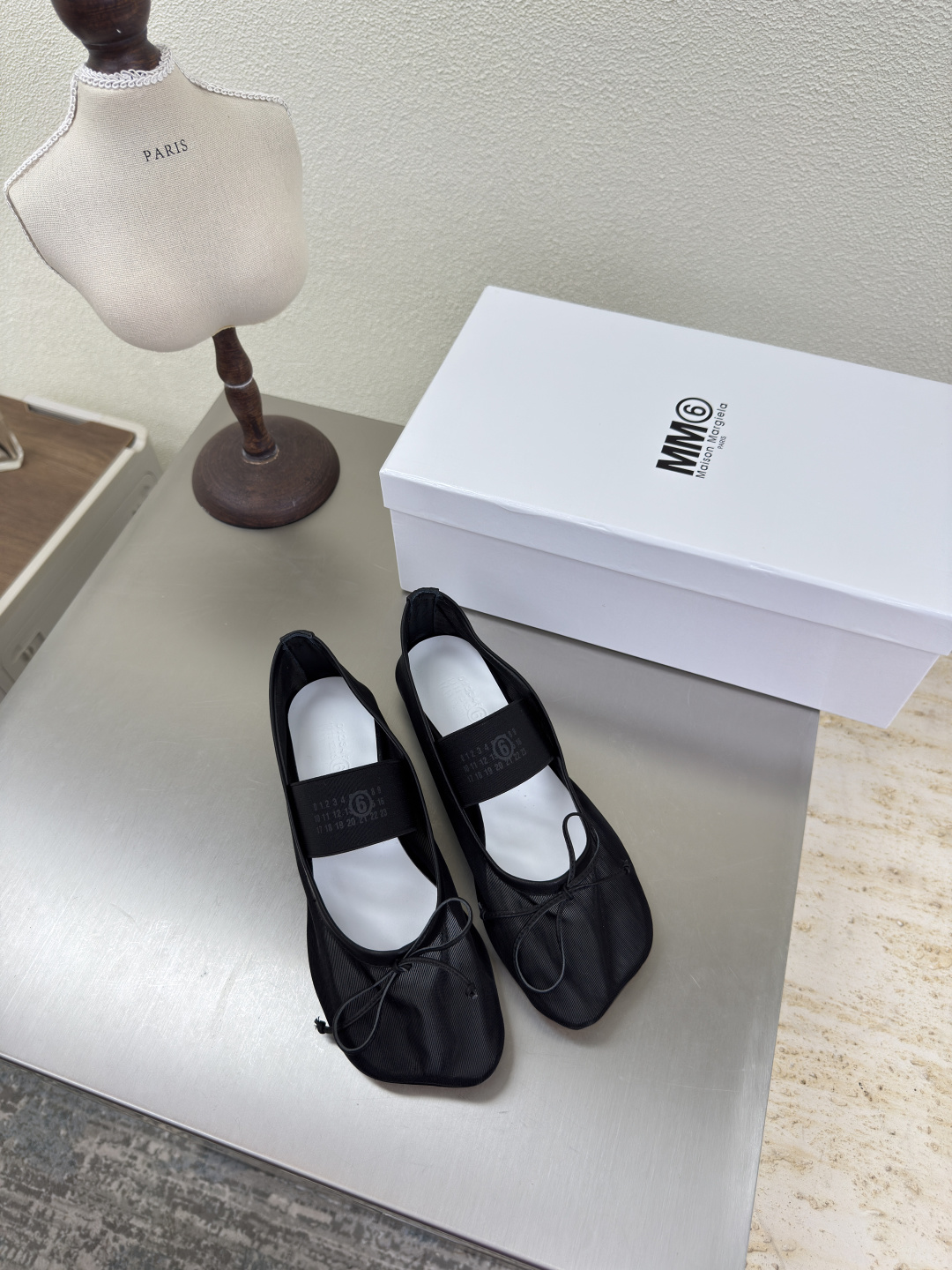 NO:443177,Apple head, mesh, flat sole, Mary Jane shoes, the latest 6 black net, Maison Margiela, MM6, is coming in full swing!  It's so fragrant, beautiful and colorful girly feeling is coming to my face!   Fashion items that cannot be missed Simple and stylish beauty. The leader in running volume must-have items. Fashionable age-reducing artifact. The casual and straightforward feeling. Simple and advanced design. Integrate the unique logo of MM6 while meeting daily life. Leisure and vacation. Versatile. True Bashi. Italian leather outsole. Split design. Original consistent materials. Benchmark the original list. Please identify our high-quality products. 35 36 37 38 39 40 (40 customization), ballet shoes, masion margiela, masion margiela, mary jane, Leather soles.19860909苹果头 网面 平底 玛丽珍鞋 最新小6子 黑色网 MaisonMargiela 马吉拉 MM6 火爆来袭！太香了  靓丽多彩少女感扑面而来！  不容错过的时尚单品 简单又有格调的美 跑量扛把子  必入单品 时尚减龄神器 随性率真的感脚 简单高级的设计 融入MM6独有的标志 同时满足日常 休闲渡假 百搭 真心巴适 意大利真皮大底 分体设计  原版一致材料 对标原单 请认准咱家高货 35 36 37 38 39 40（40定制）,芭蕾舞鞋,masion margiela,masion margiela,mary jane,Leather soles,Women's Shoes