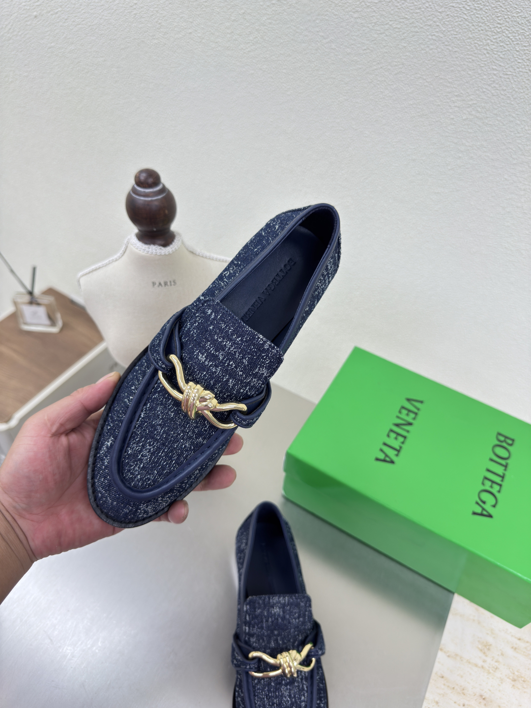 蓝色牛仔 洗水做旧 金属五金扣 款单鞋 
BOTTEGA VENET*
女士Astaire乐福 单鞋 

P370原版一比一做法 一致结绳皮扣 五金装饰 

蓝色洗水牛仔 
当今流行的又一趋势 天花板啦
最全色百搭💯
      精致平底 包裹面料 同色跟皮 用心设计 绝不马虎 耐穿舒适💯
——————————————
       鞋面材质选用同原版洗水做旧 牛仔布 
       材质柔软顺滑
       手工缝制后拉链开合设计 性感舒适
       手工缝制工艺
       垫脚内里选用羊皮内里舒适高端✅
       打钉大底选用原版开模 一致真皮大底 
       对标对版💯
       选用原版包装✅
       鞋子布袋采用印胶logo工艺 市场最高端✅
       采用热熔胶定型鞋头 后跟 易回弹不变形✅
       平底 系列 包面料工艺
       鞋面车线选用意大利电脑针车 做工精细💯
       选用原版包装 
       35 36 37 38 39 40 41 42  （40 41 42 定制）
       
       
