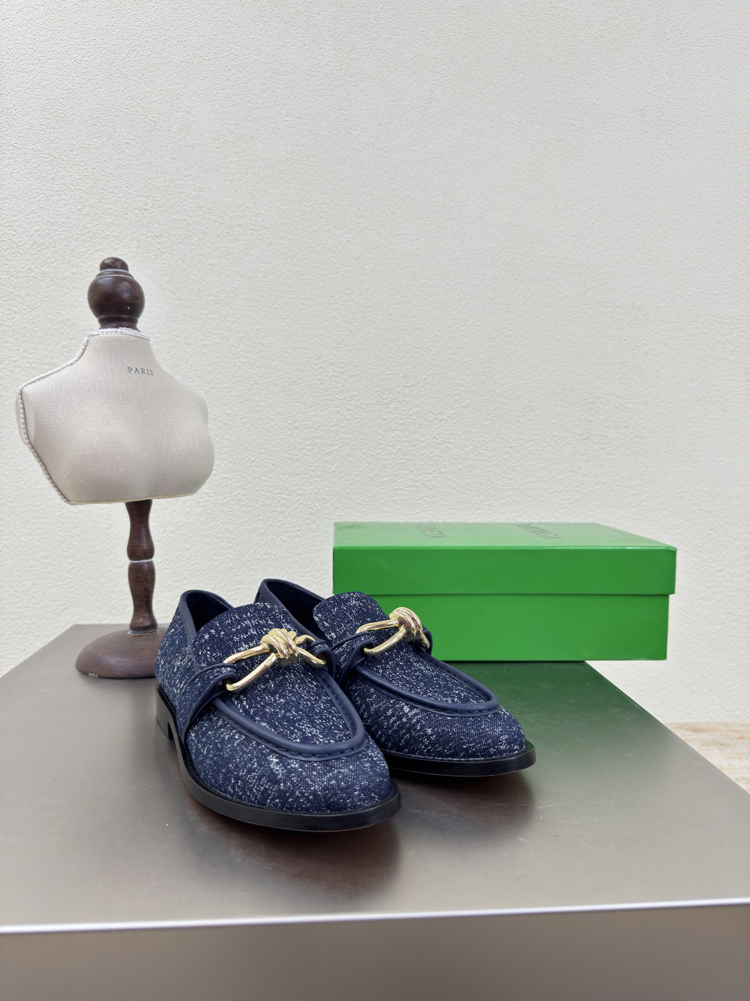 蓝色牛仔 洗水做旧 金属五金扣 款单鞋 
BOTTEGA VENET*
女士Astaire乐福 单鞋 

P370原版一比一做法 一致结绳皮扣 五金装饰 

蓝色洗水牛仔 
当今流行的又一趋势 天花板啦
最全色百搭💯
      精致平底 包裹面料 同色跟皮 用心设计 绝不马虎 耐穿舒适💯
——————————————
       鞋面材质选用同原版洗水做旧 牛仔布 
       材质柔软顺滑
       手工缝制后拉链开合设计 性感舒适
       手工缝制工艺
       垫脚内里选用羊皮内里舒适高端✅
       打钉大底选用原版开模 一致真皮大底 
       对标对版💯
       选用原版包装✅
       鞋子布袋采用印胶logo工艺 市场最高端✅
       采用热熔胶定型鞋头 后跟 易回弹不变形✅
       平底 系列 包面料工艺
       鞋面车线选用意大利电脑针车 做工精细💯
       选用原版包装 
       35 36 37 38 39 40 41 42  （40 41 42 定制）
       
       
