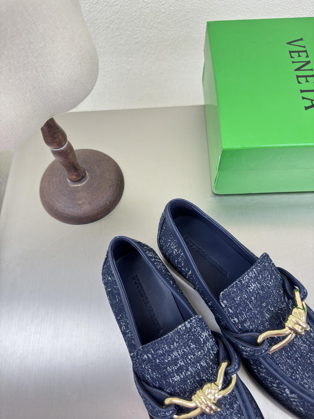 蓝色牛仔 洗水做旧 金属五金扣 款单鞋 
BOTTEGA VENET*
女士Astaire乐福 单鞋 

P370原版一比一做法 一致结绳皮扣 五金装饰 

蓝色洗水牛仔 
当今流行的又一趋势 天花板啦
最全色百搭💯
      精致平底 包裹面料 同色跟皮 用心设计 绝不马虎 耐穿舒适💯
——————————————
       鞋面材质选用同原版洗水做旧 牛仔布 
       材质柔软顺滑
       手工缝制后拉链开合设计 性感舒适
       手工缝制工艺
       垫脚内里选用羊皮内里舒适高端✅
       打钉大底选用原版开模 一致真皮大底 
       对标对版💯
       选用原版包装✅
       鞋子布袋采用印胶logo工艺 市场最高端✅
       采用热熔胶定型鞋头 后跟 易回弹不变形✅
       平底 系列 包面料工艺
       鞋面车线选用意大利电脑针车 做工精细💯
       选用原版包装 
       35 36 37 38 39 40 41 42  （40 41 42 定制）
       
       
