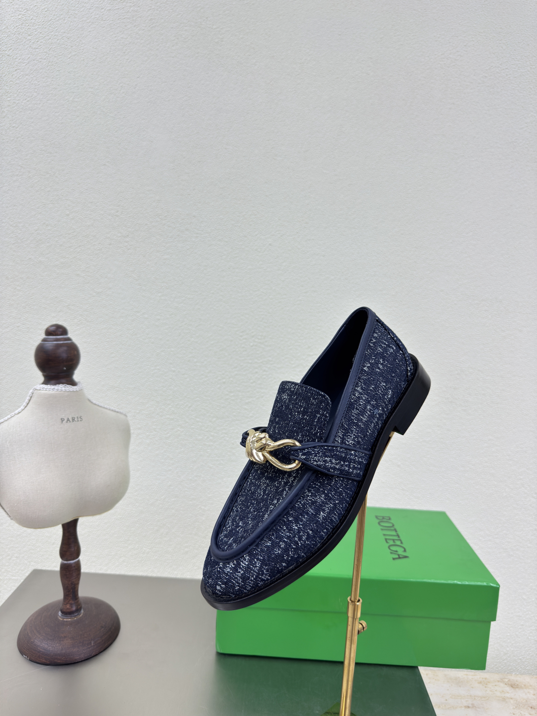蓝色牛仔 洗水做旧 金属五金扣 款单鞋 
BOTTEGA VENET*
女士Astaire乐福 单鞋 

P370原版一比一做法 一致结绳皮扣 五金装饰 

蓝色洗水牛仔 
当今流行的又一趋势 天花板啦
最全色百搭💯
      精致平底 包裹面料 同色跟皮 用心设计 绝不马虎 耐穿舒适💯
——————————————
       鞋面材质选用同原版洗水做旧 牛仔布 
       材质柔软顺滑
       手工缝制后拉链开合设计 性感舒适
       手工缝制工艺
       垫脚内里选用羊皮内里舒适高端✅
       打钉大底选用原版开模 一致真皮大底 
       对标对版💯
       选用原版包装✅
       鞋子布袋采用印胶logo工艺 市场最高端✅
       采用热熔胶定型鞋头 后跟 易回弹不变形✅
       平底 系列 包面料工艺
       鞋面车线选用意大利电脑针车 做工精细💯
       选用原版包装 
       35 36 37 38 39 40 41 42  （40 41 42 定制）
       
       
