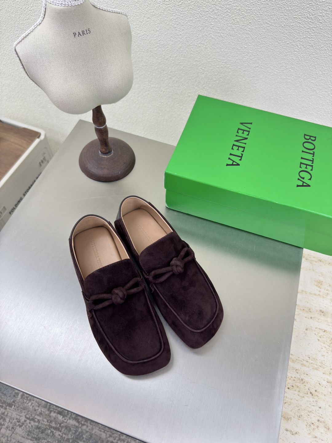 NO:443199,BV Daddy Loafers for men and women, bun shoes craftsmanship, super comfortable, can be worn for two back, BOTTEGA VENET* Two-stage outsole design, women, men's 10, original one-to-one, uniform knotted leather buckle, brown lamb reverse velvet leather, suede, comfortable design, original outsole hardware logo, most complete colors, exquisite flat sole, wrap fabric, same color heel leather, careful design, never sloppy, durable and comfortable, ————————————————————————————————————————————————————————————————————————————————————————————————————————————————————————————————————————————————————————————————————————————————————————————————————————————————————————————————————————————————————————————————————————————————————————————————————————————————————————————————————————————————————————————————————————————————————————————  Use hot melt adhesive to set toe, heel, easy to rebound and not deform, flat sole series, bag fabric craft, upper line, Italian computer needle car, fine workmanship, original packaging, women's size 35 36 37 38 39 40 41 42 Men's size 39 40 41 42 43 44 45 (female 40 41 42 39 45 customized), loafers, bottega veneta, bottega veneta, loafers, sheepskin, chamois leather, Leather soles19860909BV Daddy 男女款乐福鞋 包子鞋工艺 超舒适 可后踩两穿 BOTTEGA VENET* 两段式大底设计 女款 男款10 原版一比一做法 一致结绳皮扣 咖啡色小羊反绒皮 麂皮 舒适设计 原版大底五金logo 最全色百搭 精致平底 包裹面料 同色跟皮 用心设计 绝不马虎 耐穿舒适 —————————————— 鞋面选用小羊皮 反绒麂皮  材质柔软顺滑 手工缝制后拉链开合设计 性感舒适 手工缝制工艺 垫脚内里选用羊皮内里舒适高端 打钉大底选用原版开模 一致真皮大底  对标对版 选用原版包装 鞋子布袋采用印胶logo工艺 市场最高端 采用热熔胶定型鞋头 后跟 易回弹不变形 平底 系列 包面料工艺 鞋面车线选用意大利电脑针车 做工精细 选用原版包装  女码 35 36 37 38 39 40 41 42 男码 39 40 41 42 43 44 45 （女 40 41 42 男39 45 定制）,乐福鞋,bottega veneta,bottega veneta,loafers,sheepskin,chamois leather,Leather soles,Women's Shoes