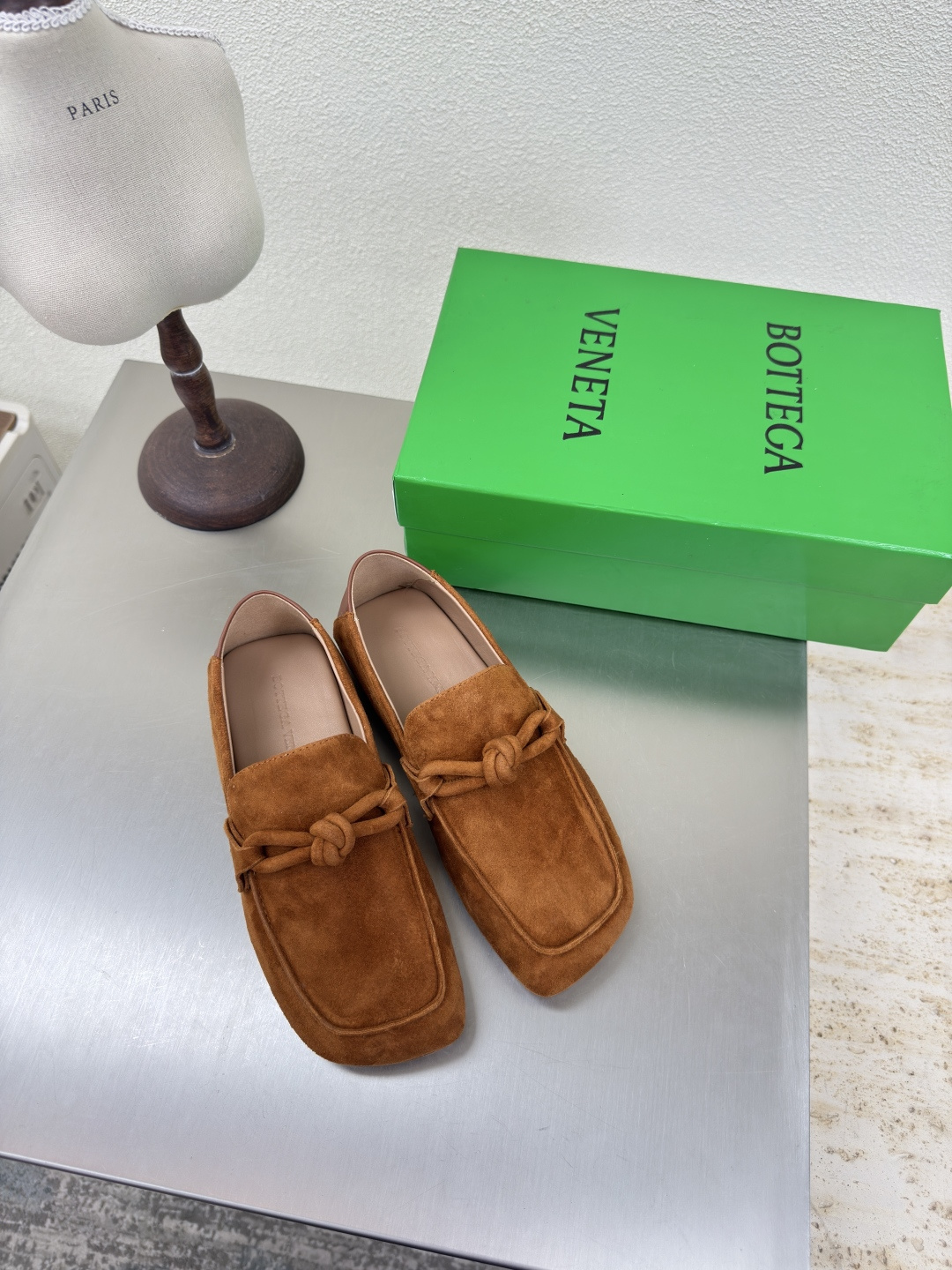 NO:443204,BV Daddy Loafers for men and women, bun shoes craftsmanship, super comfortable, can be worn for two back, BOTTEGA VENET* Two-stage outsole design, women, men's 10, original one-to-one, uniform knotted leather buckle, brown, lamb reverse velvet leather, suede, comfortable design, original outsole hardware logo, most complete colors, exquisite flat sole, wrap fabric, same color, heel leather, careful design, never sloppy, durable and comfortable, ——————————————————————————————————————————————————————————————————————————————————————————————————————————————————————————————————————————————————————————————————————————————————————————————————————————————————————————————————————————————————————————————————————————————————————————————————————————————————————————————————————————————————————————————————————————————————————————  Use hot melt adhesive to set toe, heel, easy to rebound and not deform, flat sole series, bag fabric craft, upper line, Italian computer needle car, fine workmanship, original packaging, women's size 35 36 37 38 39 40 41 42 Men's size 39 40 41 42 43 44 45 (female 40 41 42 39 45 customized), loafers, bottega veneta, bottega veneta, loafers, sheepskin, chamois leather, Leather soles19860909BV Daddy 男女款乐福鞋 包子鞋工艺 超舒适 可后踩两穿 BOTTEGA VENET* 两段式大底设计 女款 男款10 原版一比一做法 一致结绳皮扣 棕色 小羊反绒皮 麂皮 舒适设计 原版大底五金logo 最全色百搭 精致平底 包裹面料 同色跟皮 用心设计 绝不马虎 耐穿舒适 —————————————— 鞋面选用小羊皮 反绒麂皮  材质柔软顺滑 手工缝制后拉链开合设计 性感舒适 手工缝制工艺 垫脚内里选用羊皮内里舒适高端 打钉大底选用原版开模 一致真皮大底  对标对版 选用原版包装 鞋子布袋采用印胶logo工艺 市场最高端 采用热熔胶定型鞋头 后跟 易回弹不变形 平底 系列 包面料工艺 鞋面车线选用意大利电脑针车 做工精细 选用原版包装  女码 35 36 37 38 39 40 41 42 男码 39 40 41 42 43 44 45 （女 40 41 42 男39 45 定制）,乐福鞋,bottega veneta,bottega veneta,loafers,sheepskin,chamois leather,Leather soles,Women's Shoes