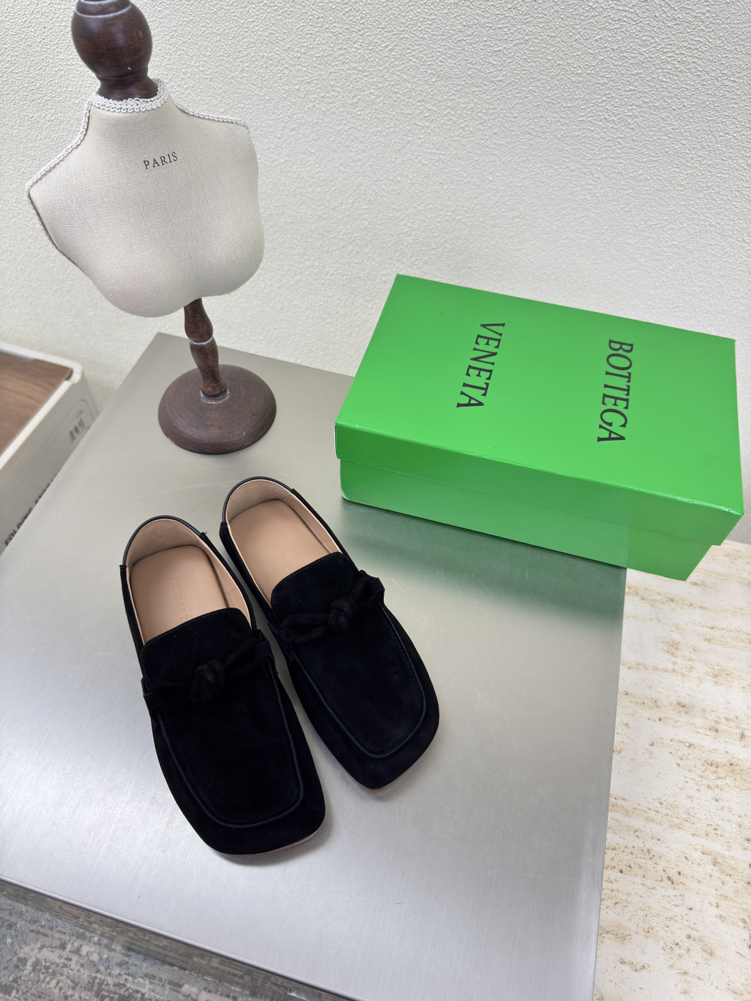 NO:443164,BV Daddy men and women loafers bun shoes craftsmanship super comfortable to wear after two-stage BOTTEGA VENET* Two-stage outsole design for women men 10 original one-to-one practice uniform knotted leather buckle black lamb reverse velvet leather suede comfortable design original outsole hardware logo The most complete color versatile exquisite flat sole wrapping fabric same color heel leather Careful design Never sloppy and durable comfortable ———————————————————————————————————————————————————————————————————————————————————————————————————————————————————————————————————————————————————————————————————————————————————————————————————————————————————————————————————————————————————————————————————————————————————————————————————————————————————————————————————————————————————————————————————————————————————————————————————————  Use hot melt adhesive to set toe, heel, easy to rebound and not deform, flat sole series, bag fabric craft, upper line, Italian computer needle car, fine workmanship, original packaging, women's size 35 36 37 38 39 40 41 42 Men's size 39 40 41 42 43 44 45 (female 40 41 42 39 45 customized), loafers, bottega veneta, bottega veneta, loafers, sheepskin, chamois leather, Leather soles19860909BV Daddy 男女款乐福鞋 包子鞋工艺 超舒适 可后踩两穿 BOTTEGA VENET* 两段式大底设计 女款 男款10 原版一比一做法 一致结绳皮扣 黑色小羊反绒皮 麂皮 舒适设计 原版大底五金logo 最全色百搭 精致平底 包裹面料 同色跟皮 用心设计 绝不马虎 耐穿舒适 —————————————— 鞋面选用小羊皮 反绒麂皮  材质柔软顺滑 手工缝制后拉链开合设计 性感舒适 手工缝制工艺 垫脚内里选用羊皮内里舒适高端 打钉大底选用原版开模 一致真皮大底  对标对版 选用原版包装 鞋子布袋采用印胶logo工艺 市场最高端 采用热熔胶定型鞋头 后跟 易回弹不变形 平底 系列 包面料工艺 鞋面车线选用意大利电脑针车 做工精细 选用原版包装  女码 35 36 37 38 39 40 41 42 男码 39 40 41 42 43 44 45 （女 40 41 42 男39 45 定制）,乐福鞋,bottega veneta,bottega veneta,loafers,sheepskin,chamois leather,Leather soles,Women's Shoes