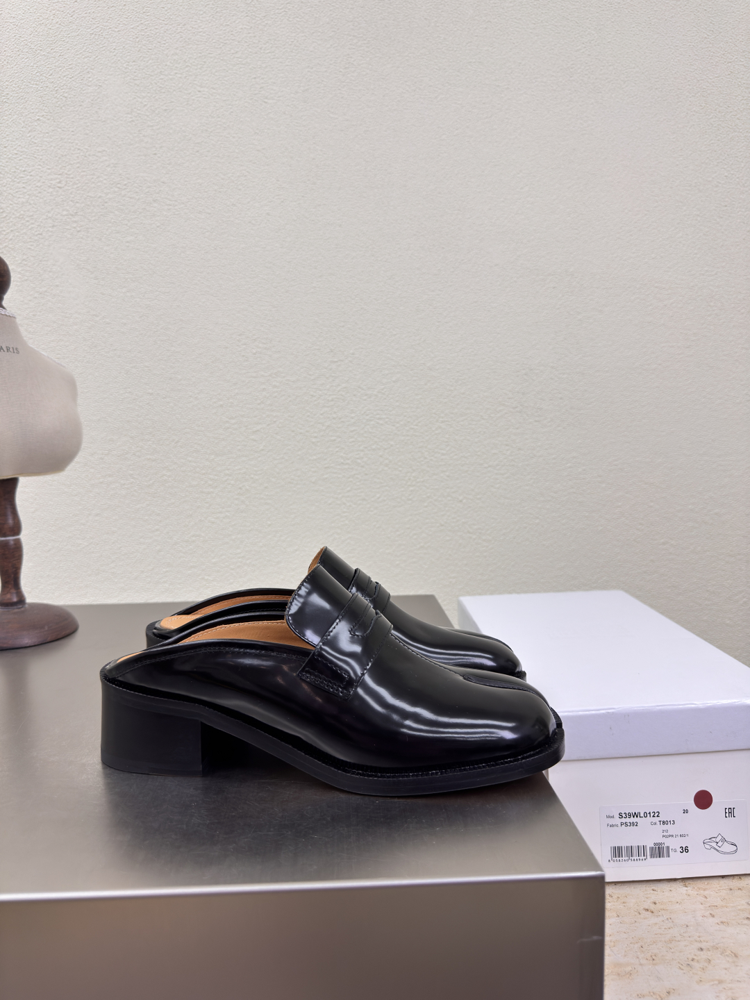 MM6 Maison Margiela: Innovative Italian Fashion with Leather and Edgy Designs - 图片 5