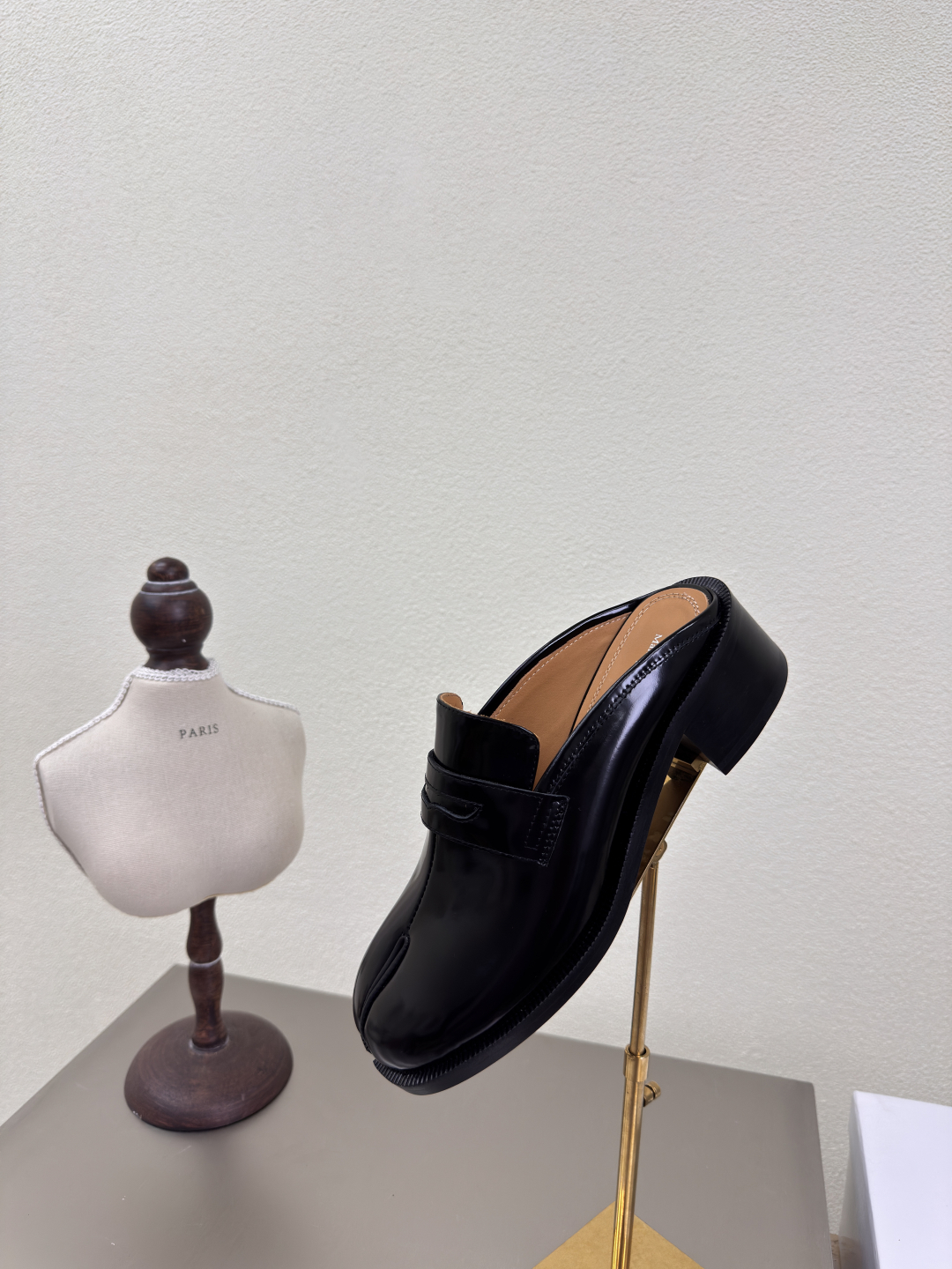 MM6 Maison Margiela: Innovative Italian Fashion with Leather and Edgy Designs - 图片 8
