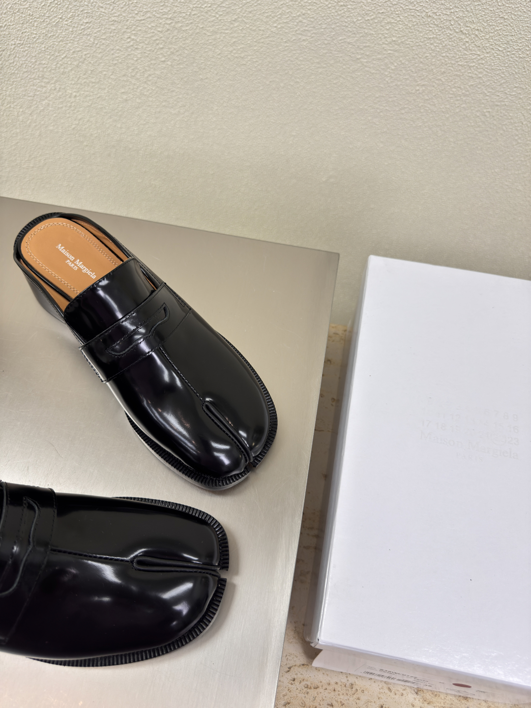 MM6 Maison Margiela: Innovative Italian Fashion with Leather and Edgy Designs - 图片 4