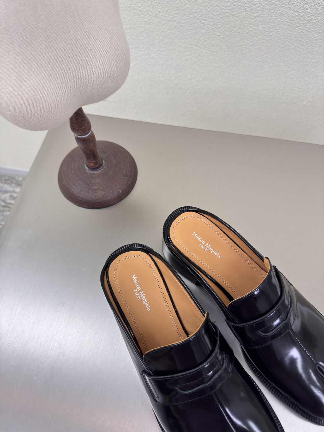 MM6 Maison Margiela: Innovative Italian Fashion with Leather and Edgy Designs - 图片 2