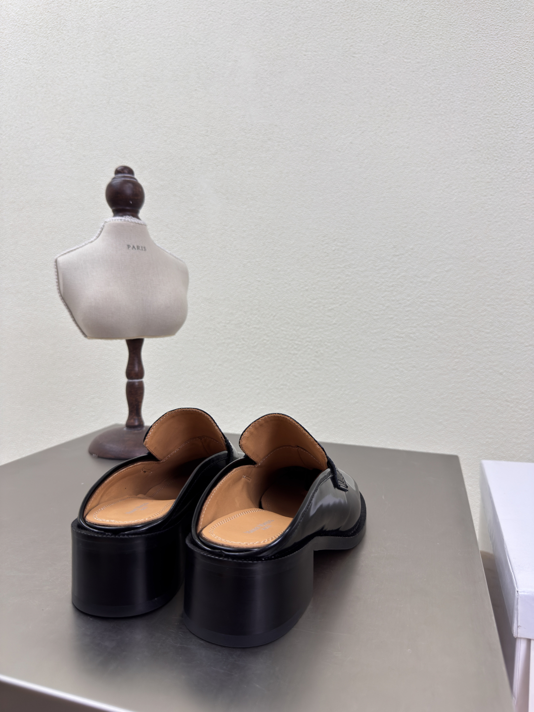 MM6 Maison Margiela: Innovative Italian Fashion with Leather and Edgy Designs - 图片 6
